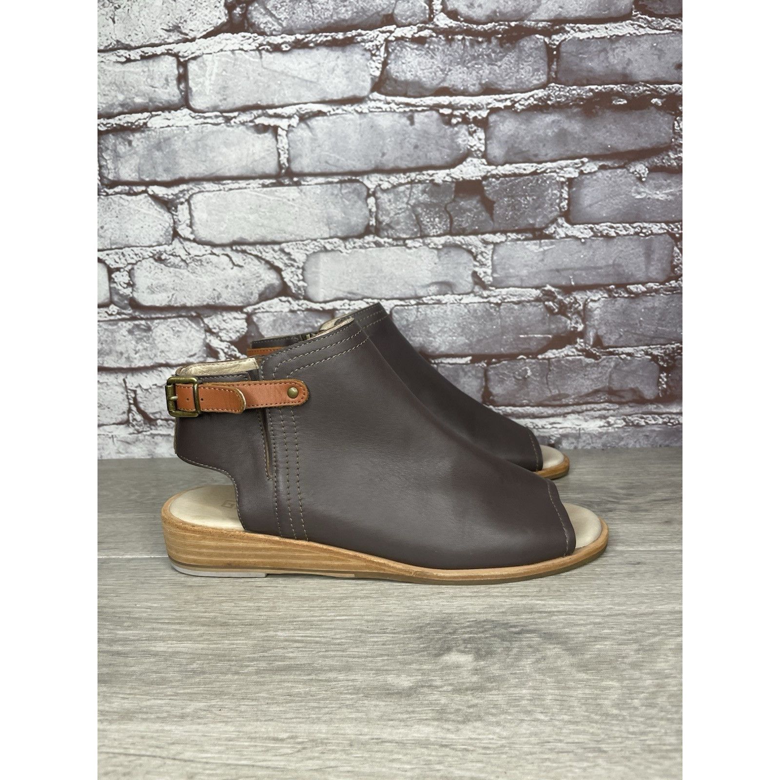 Anthropologie Anthropologie GeeWawa Taupe Leather Side Zip Flat Sandals Wo Size US 9 / IT 39 - 11 Thumbnail