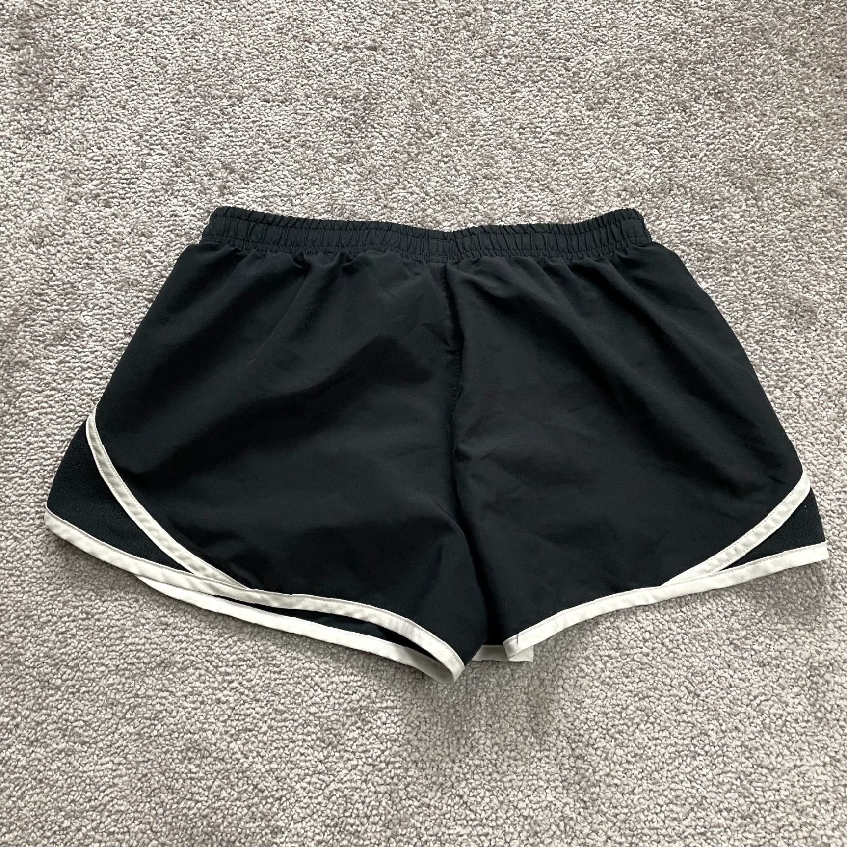 Under Armour Under Armour Heatgear Active Shorts Women XS Black Elastic Drawstring Inseam 2.5 Pockets Breathable Size 26" / US 2 / IT 38 - 2 Thumbnail
