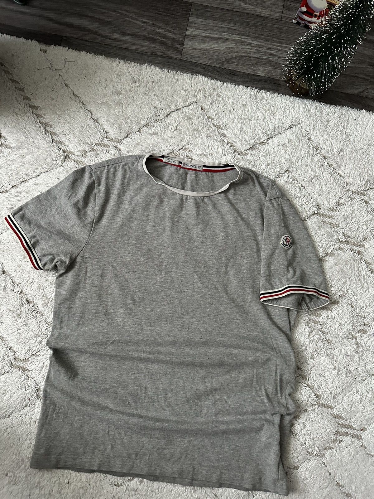 Moncler Maglia Grey Shoulder Logo T Shirt slim fit y2k