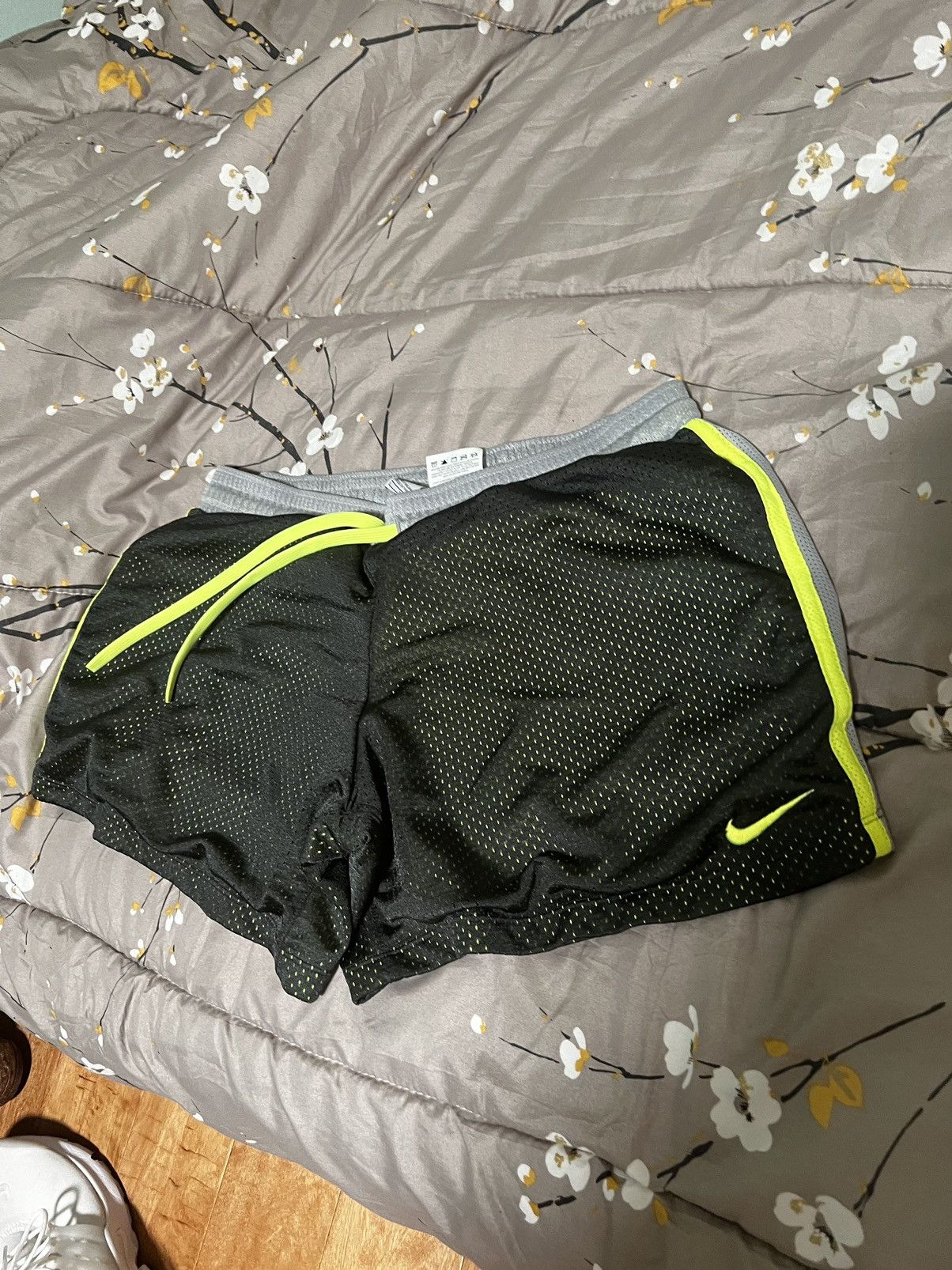 Nike Mesh running shorts vintage volt green large Size US 34 / EU 50 - 1 Thumbnail