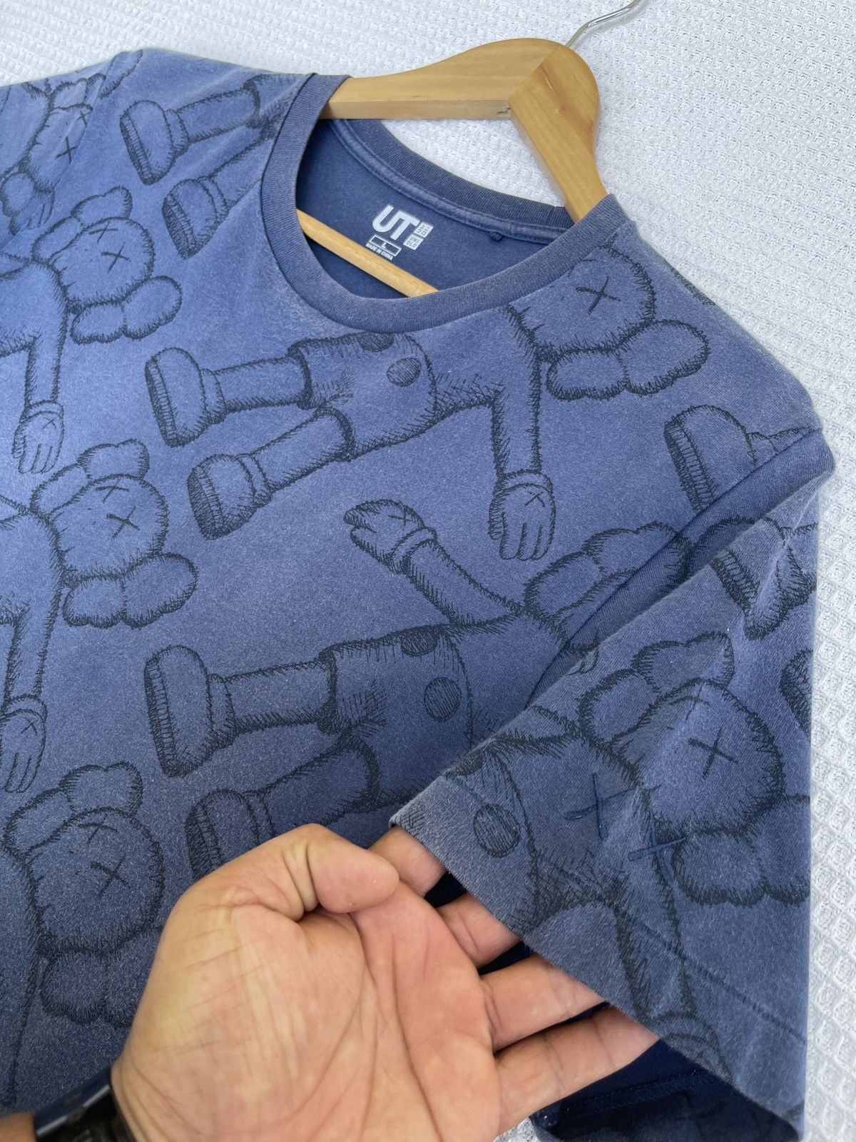 Kaws Last Drop🔥Rare🔥Kaws X Uniqlo T-Shirt Size US L / EU 52-54 / 3 - 8 Thumbnail