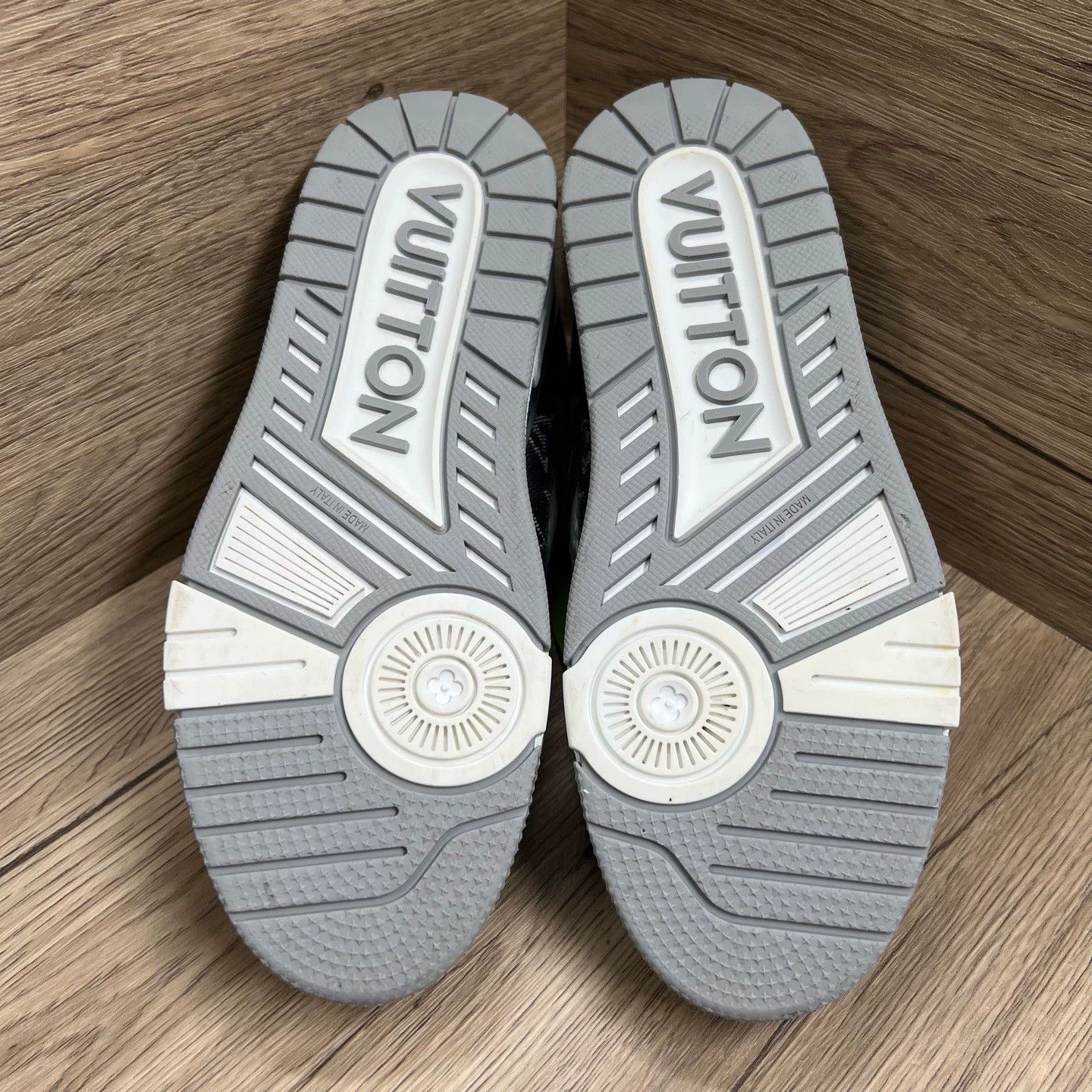 Louis Vuitton Louis Vuitton Trainer grey and white denim sneakers Size US 8 / IT 38 - 6 Thumbnail