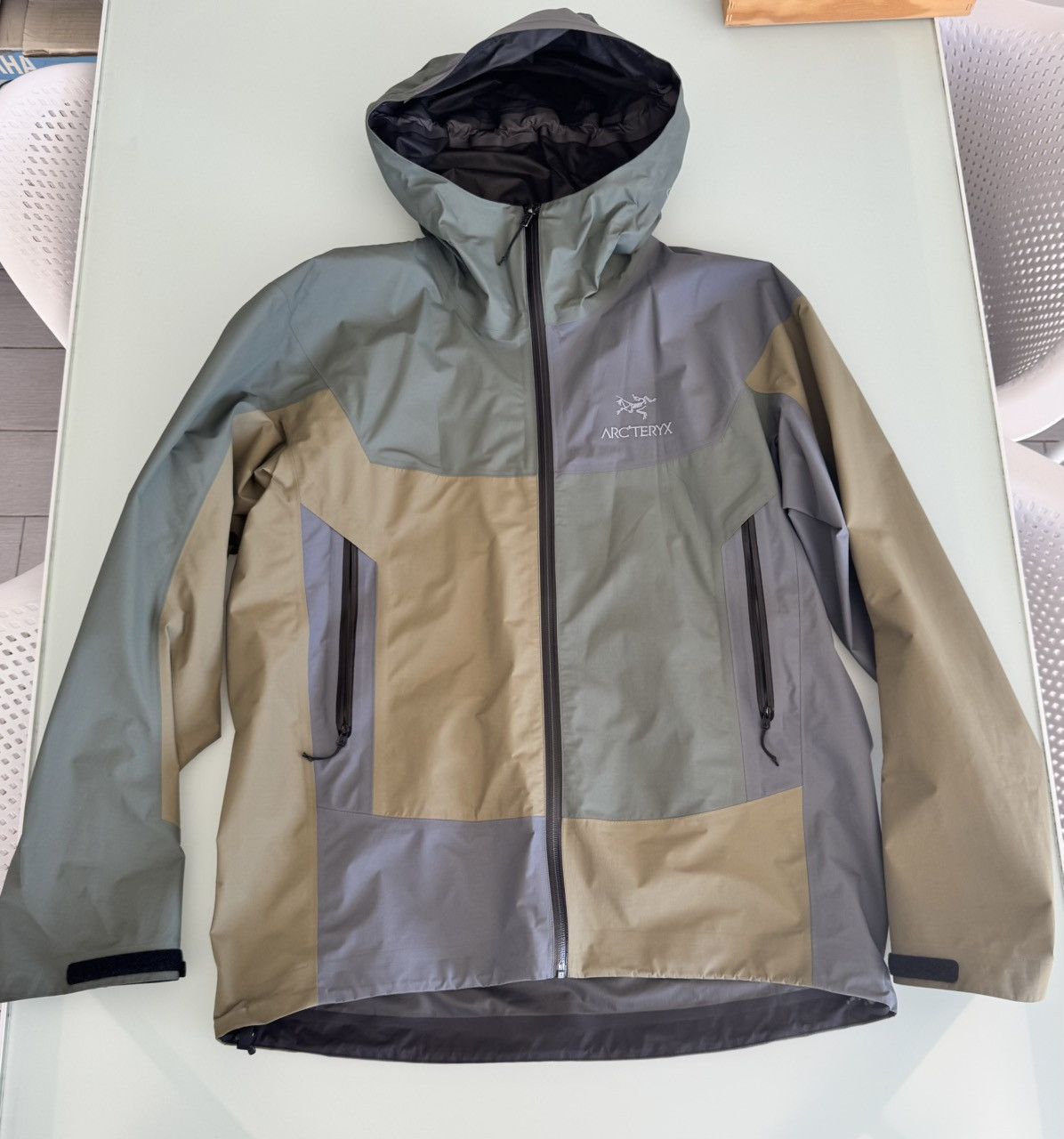 アークテリクス BEAMS 別注 BETA SL JACKET 18AW BEAMS x Arc'teryx Launch Patchwork Beta SL Jacket and Bags | Hypebeast