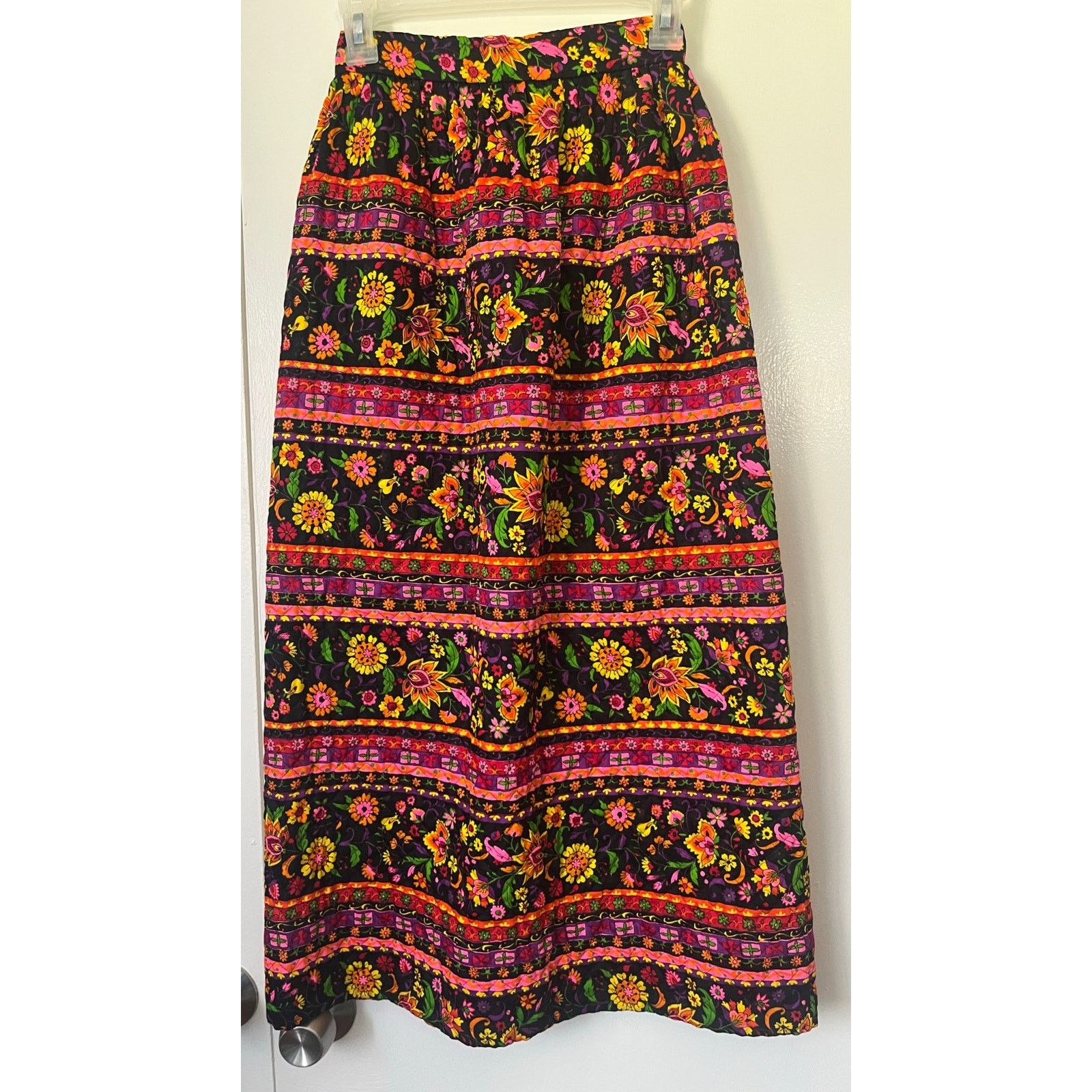 Vintage Vintage 70s Flower Power Black Pink Quilt Maxi Skirt X Small Size 26" / US 2 / IT 38 - 2 Thumbnail