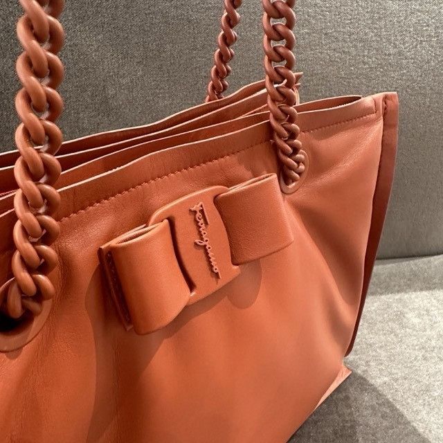 Salvatore Ferragamo o1s1rm0924 Size: OS / Viva Tote Handbag in Red Size ONE SIZE - 2 Thumbnail