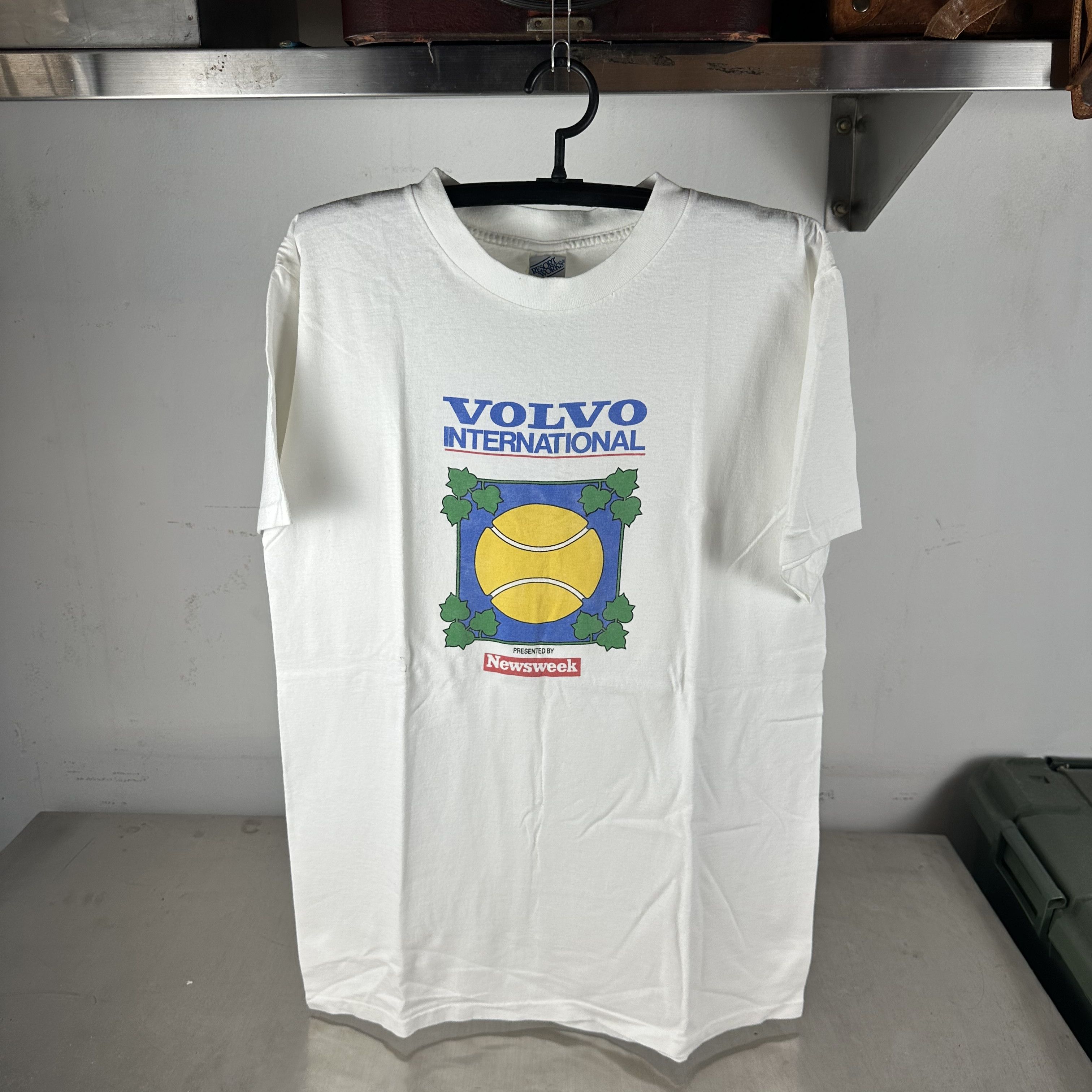Vintage Vintage 90s Volvo International Tennis Single Stitch T-shirt Size US L / EU 52-54 / 3 - 1 Thumbnail