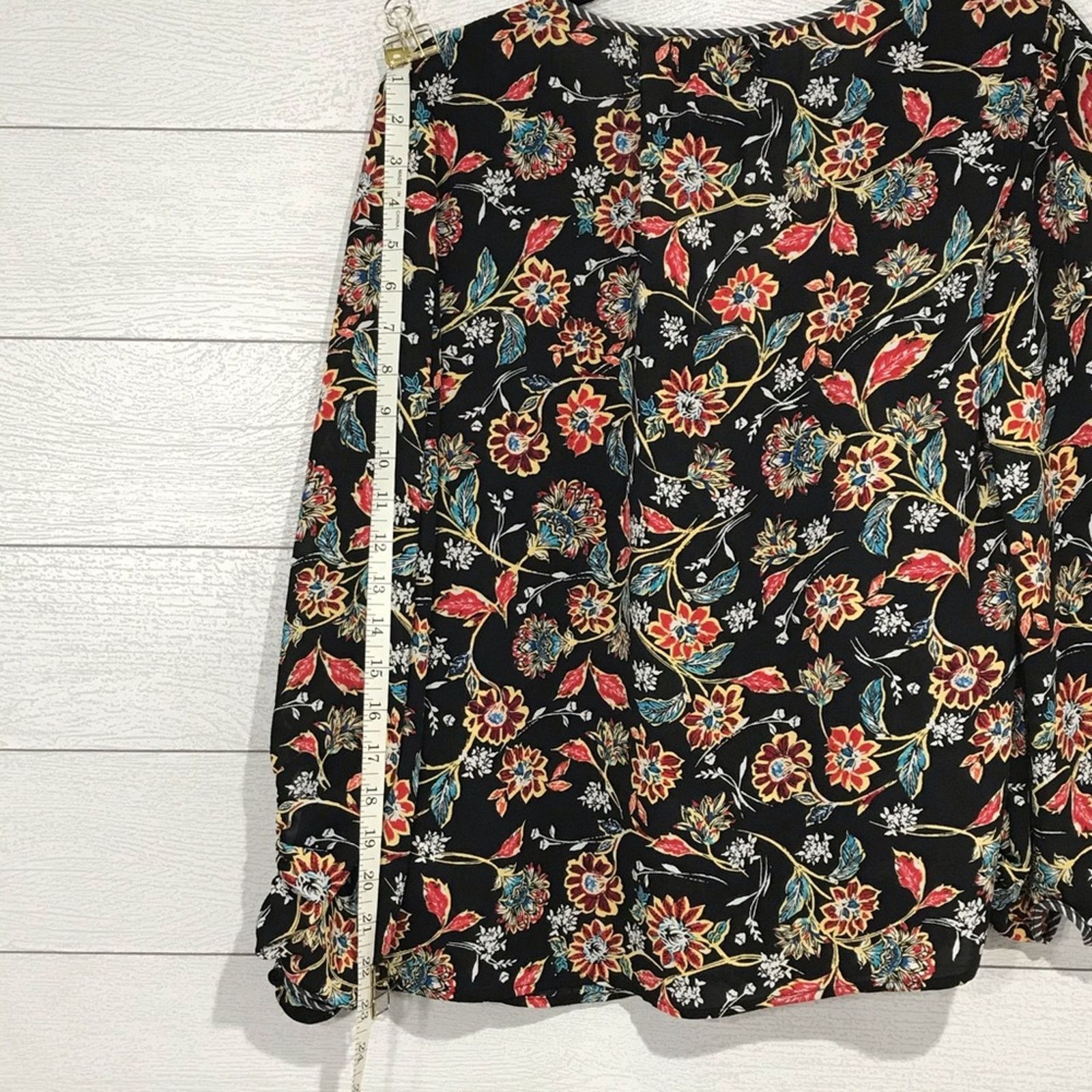 Laundry by Shelli Segal Laundry Shelli Segal Black Floral Wrap Top S NWT Size S / US 4 / IT 40 - 7 Thumbnail