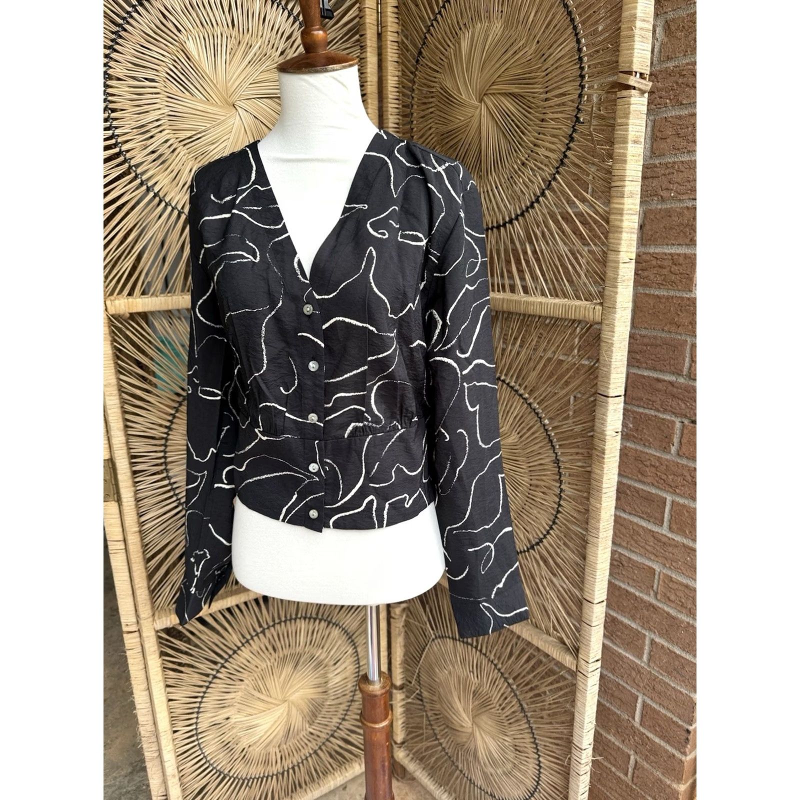 Madewell Madewell Shirt Women S Black V-Neck Button-Front Lusterweave EUC Size S / US 4 / IT 40 - 2 Thumbnail
