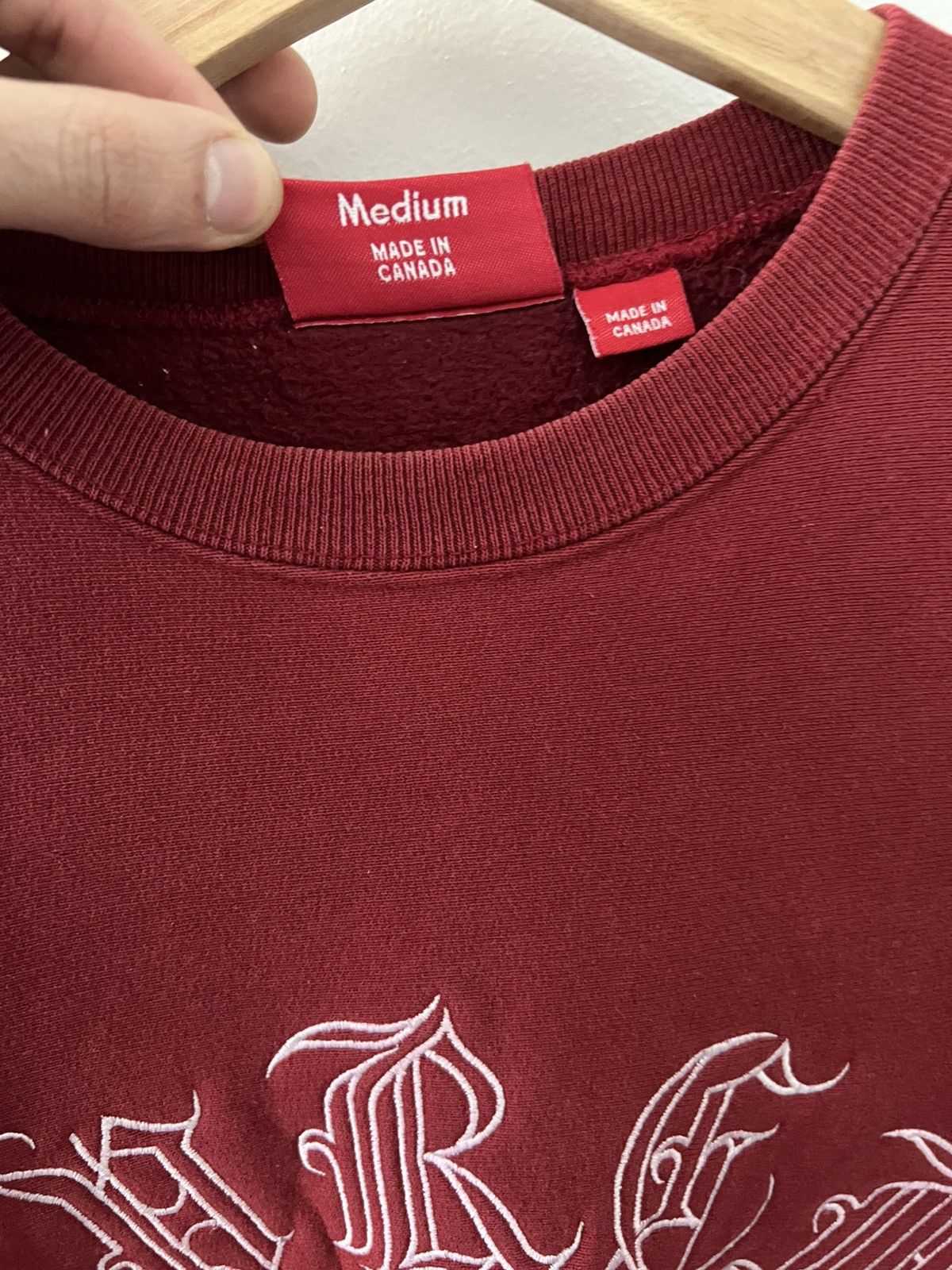 Supreme FW 2001 Supreme Gothic Logo Crewneck Size US M / EU 48-50 / 2 - 3 Thumbnail