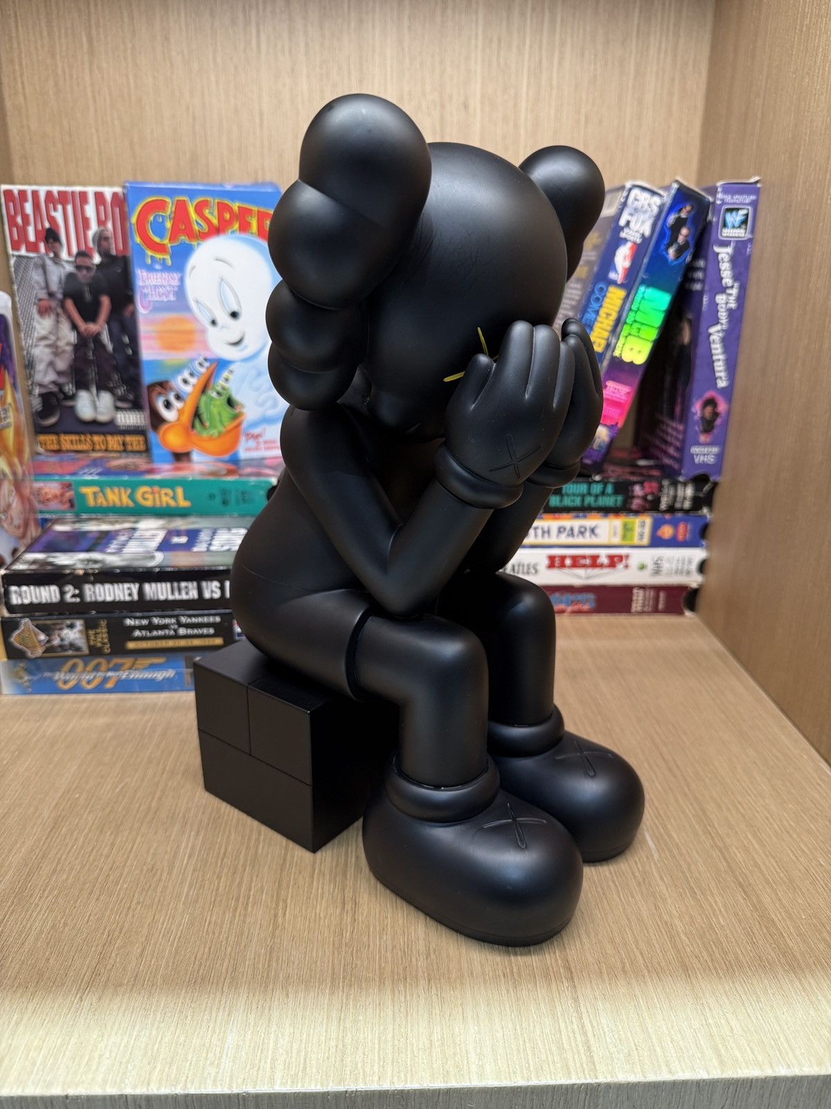 Kaws 2013 Kaws Passing Through Companion Black Figure with Box Size ONE SIZE - 2 Thumbnail