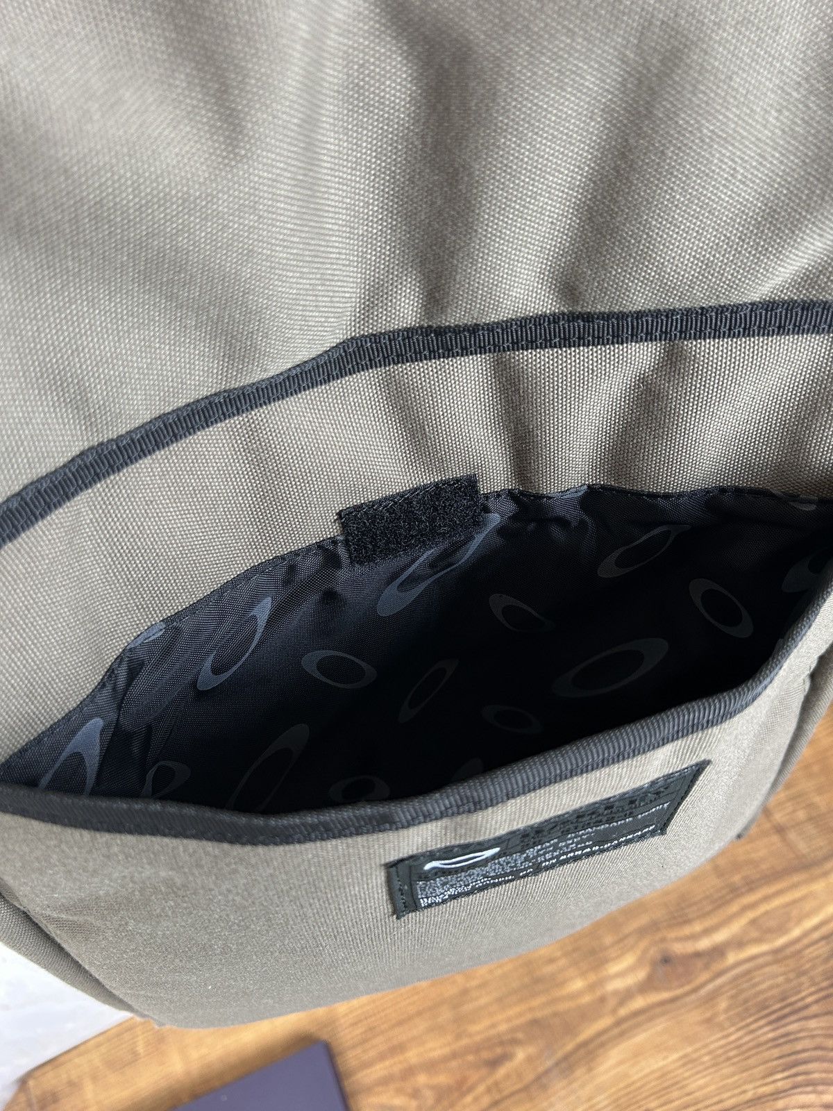Oakley Vintage Oakley Messenger Laptop Software Crossbody Messenger Size ONE SIZE - 9 Thumbnail