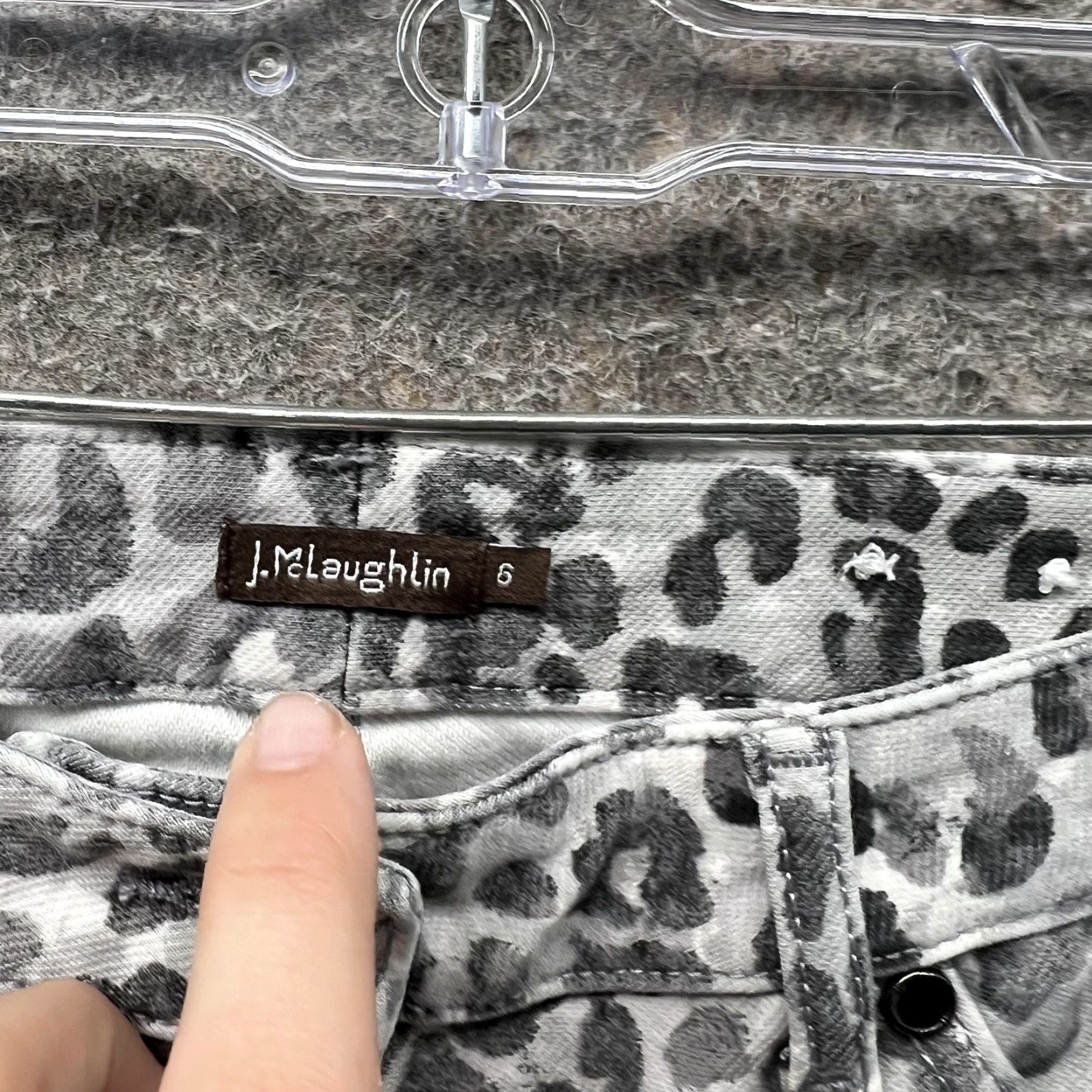 J.McLaughlin J. McLaughlin Jeans Womens 6 Gray Leopard Animal Print Skinny Ankle Denim Pants Denim Pants Slim Fit Pocket Zip Fly Button Closure Adult Womens Size 28" / US 6 / IT 42 - 5 Thumbnail