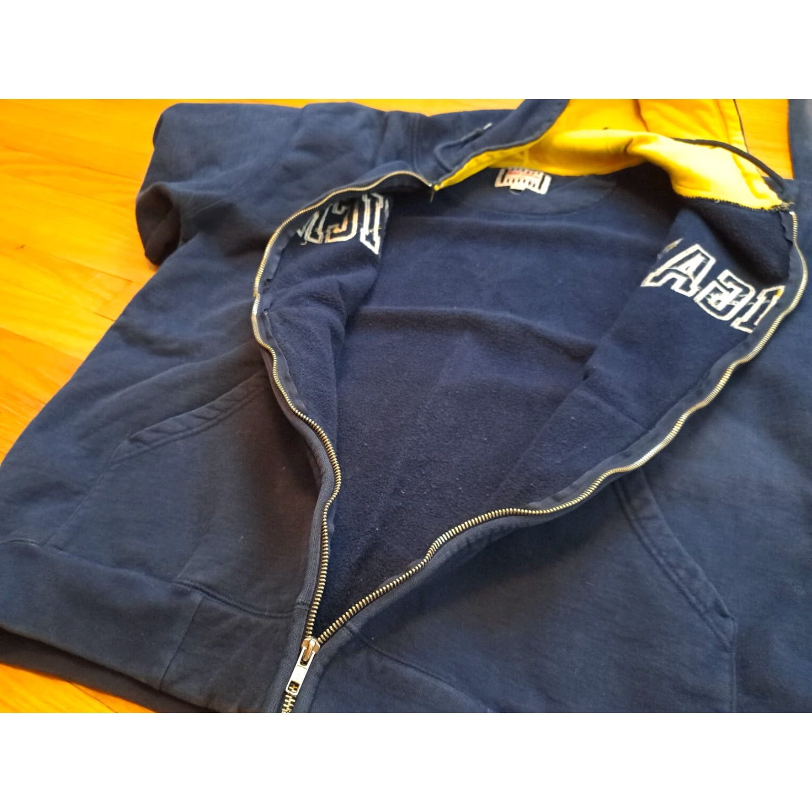 Vintage VINTAGE Foot Locker Michigan Wolverines Embroidered Cotton Zip Hooded Jacket Blue XL Unisex Adults Basketball 80s 90s Size US XL / EU 56 / 4 - 8 Thumbnail