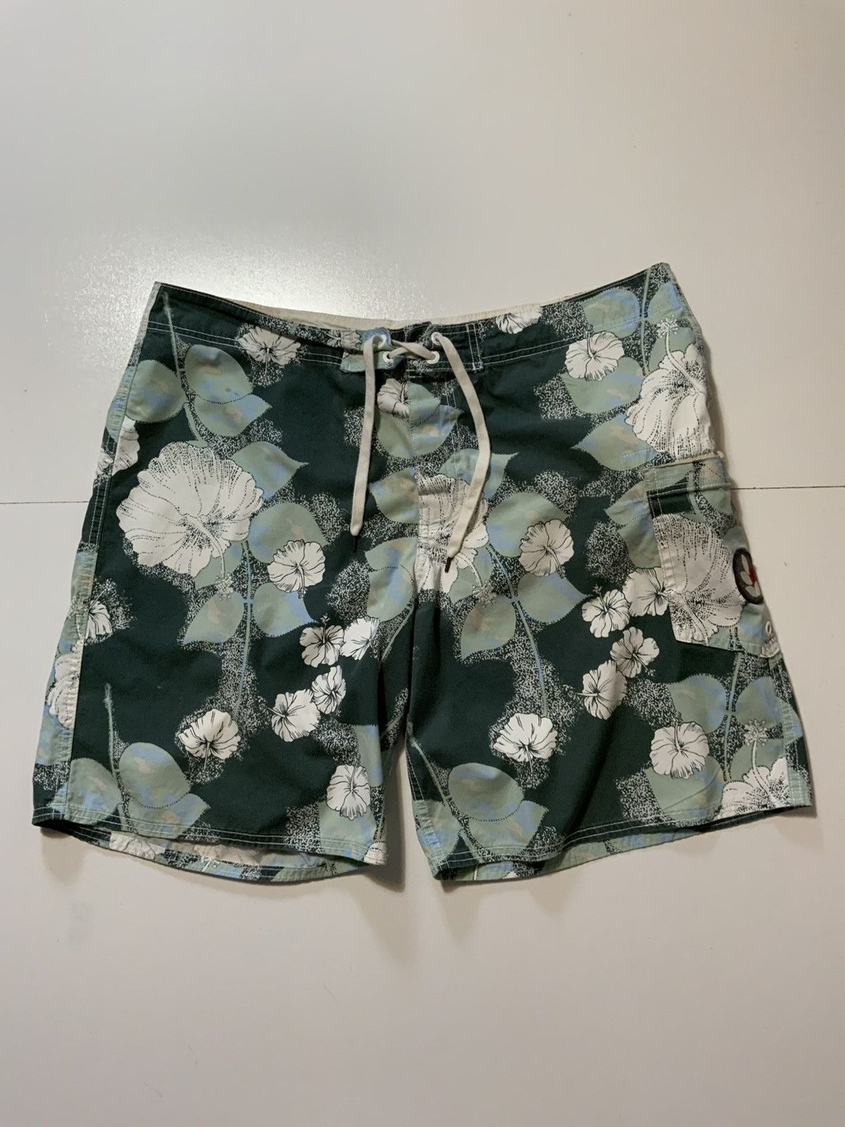 Ever Ever Handcrafted USA Hawaiian Hibiscus Flower Board Shorts Size US 38 / EU 54 - 1 Thumbnail