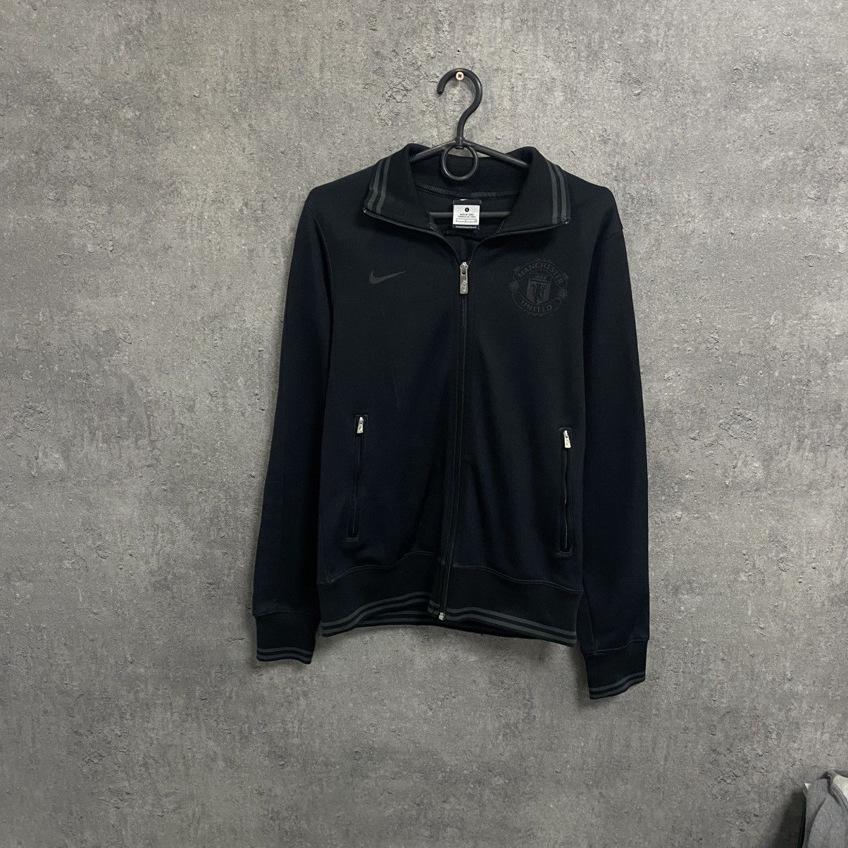 Nike Vintage Nike Manchester United Black Zip Up Jacket Big Logo Size US S / EU 44-46 / 1 - 1 Thumbnail