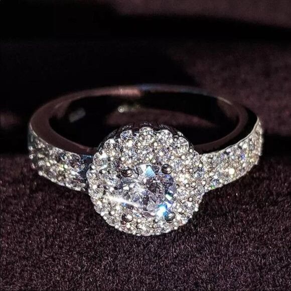 Other 18k Diamond Women's Fashion Ring, Size 8 Size ONE SIZE - 1 Preview