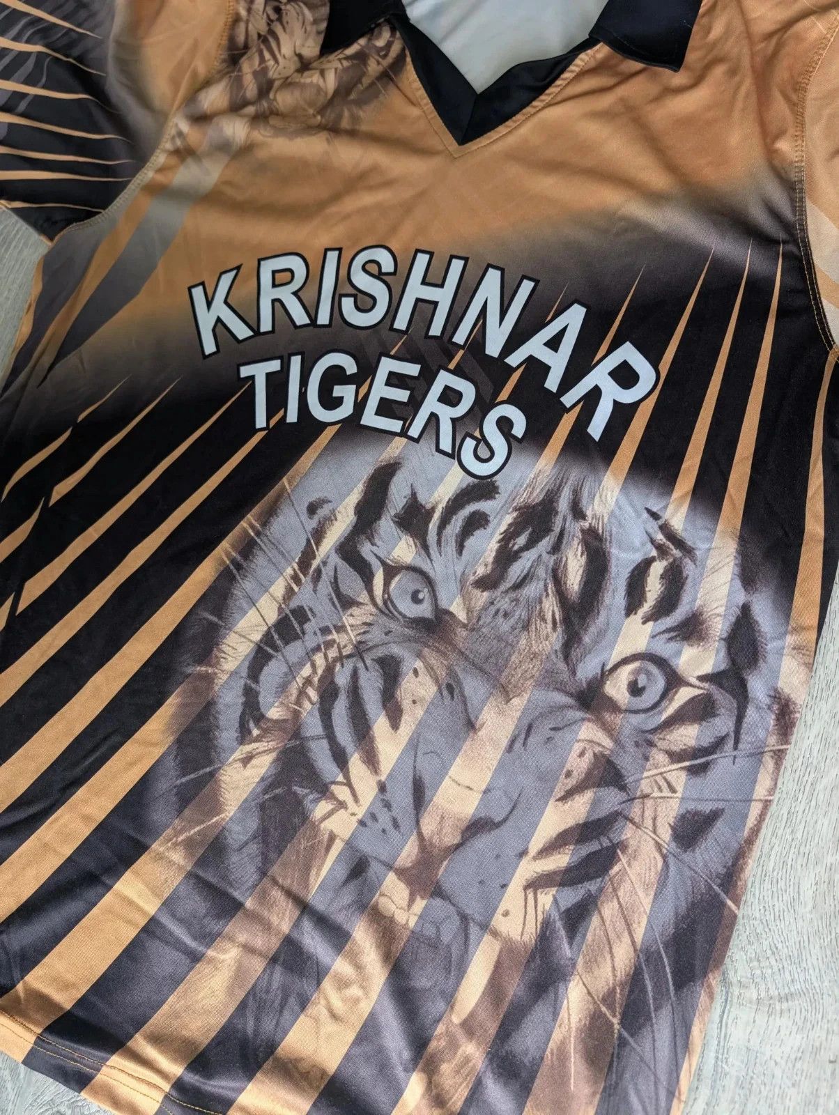 Drain Gang Rare “Krishnar Tigers” V‑Neck Polo – XL – Tiger Graphic Size US XL / EU 56 / 4 - 3 Thumbnail