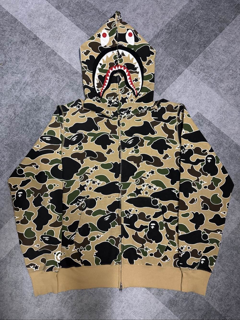 Bape A Bathing Ape Camo Shark Hoodie Size L Size US L / EU 52-54 / 3 - 1 Thumbnail