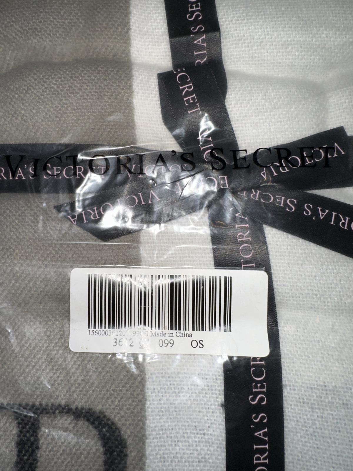 Designer Victoria's Secret Pink Gray White fringe 2016 Limited Throw Blanket 50x60 Size ONE SIZE - 2 Thumbnail