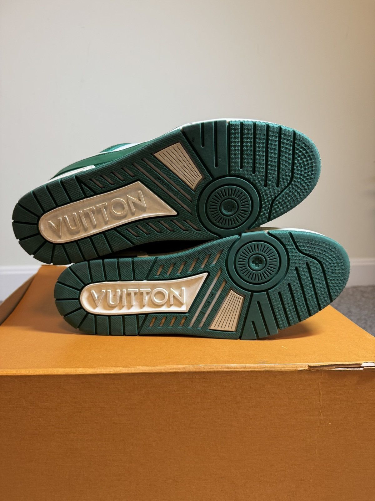 Louis Vuitton Louis Vuitton 2021 Virgil Abloh LV Trainer Low Green size 8 Size US 8 / EU 41 - 6 Thumbnail