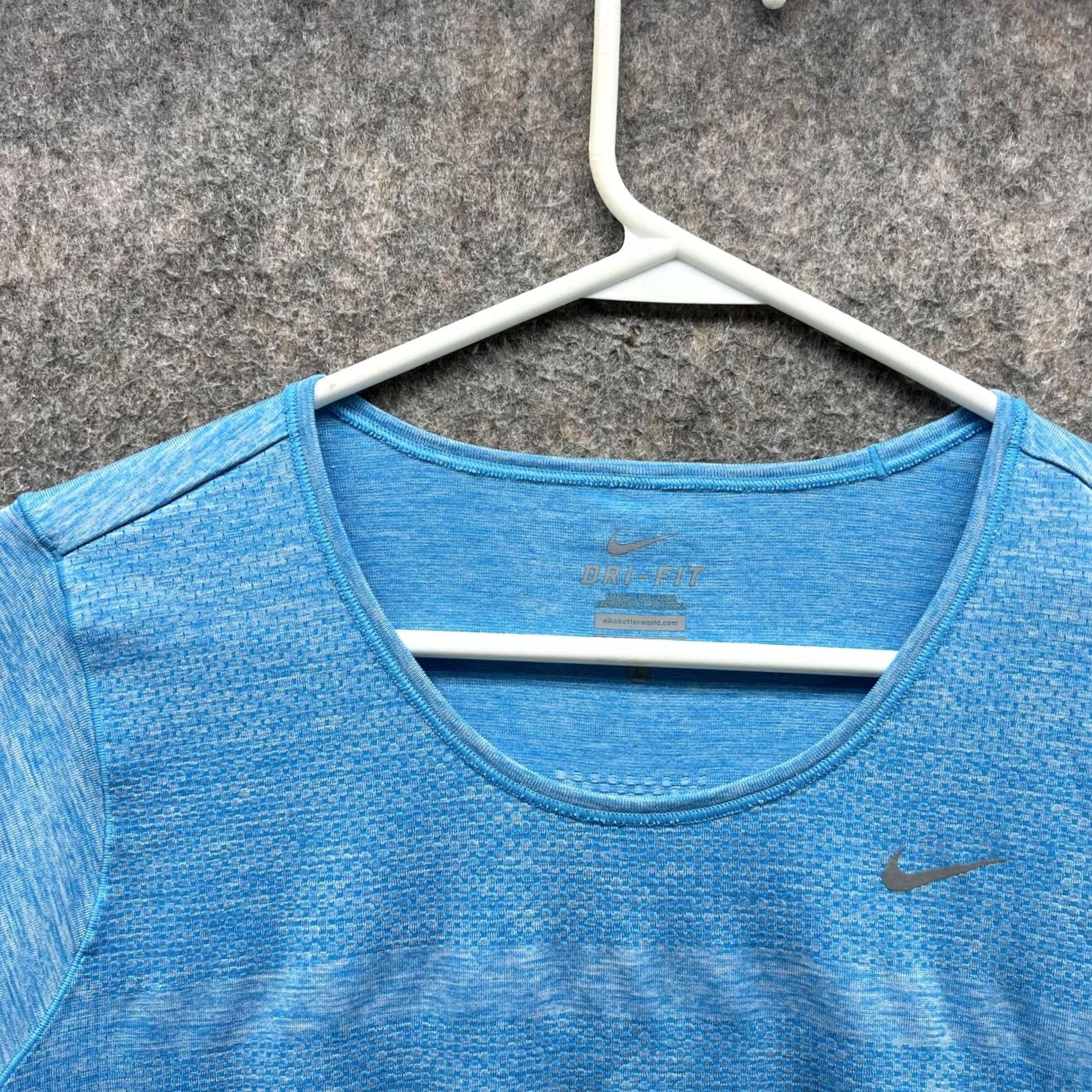 Nike Nike Shirt Women Large Blue Athletic Dri Fit Polyester Gym Swoosh Shirt Size L / US 10 / IT 46 - 5 Thumbnail