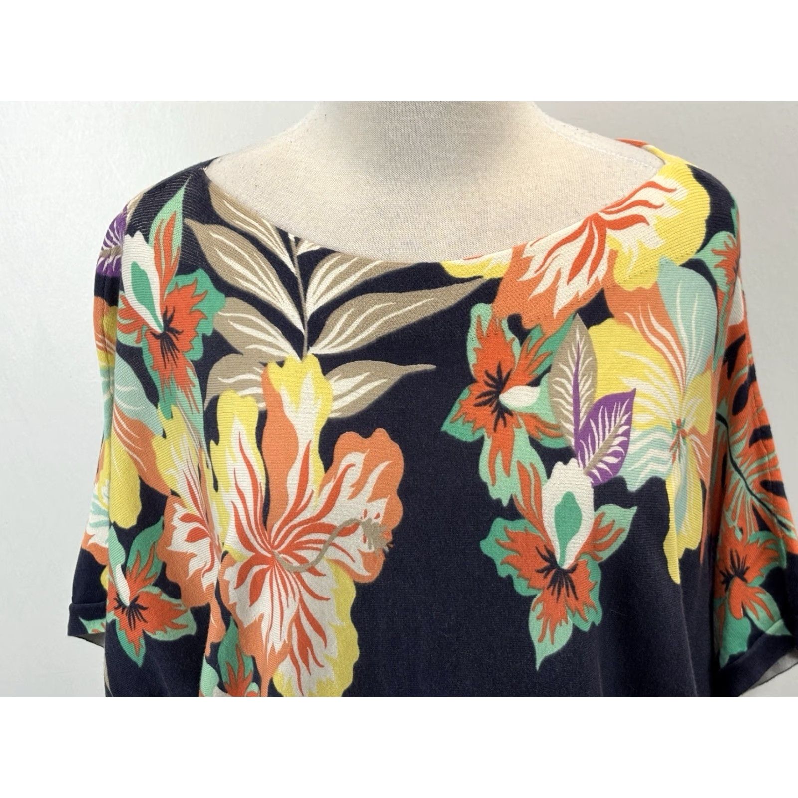 Talbots VINTAGE Talbots Floral Top Shirt Women’s 2X Plus Dolman Sleeve Navy Blue Floral Knit Cotton Dolman Short Sleeve Boat Neck Casual Travel Womens Size XXL / US 16-18 / IT 52-54 - 4 Thumbnail