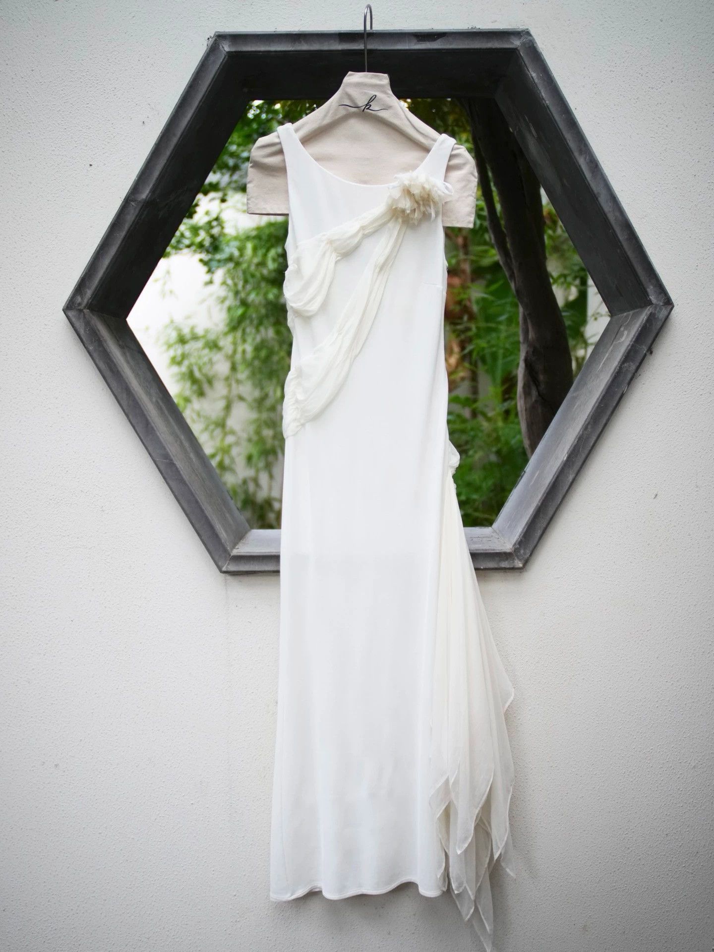 Moschino Moschino Couture White Silk Brooch Dress w/ Flowers & Ribbon Size M / US 6-8 / IT 42-44 - 4 Thumbnail