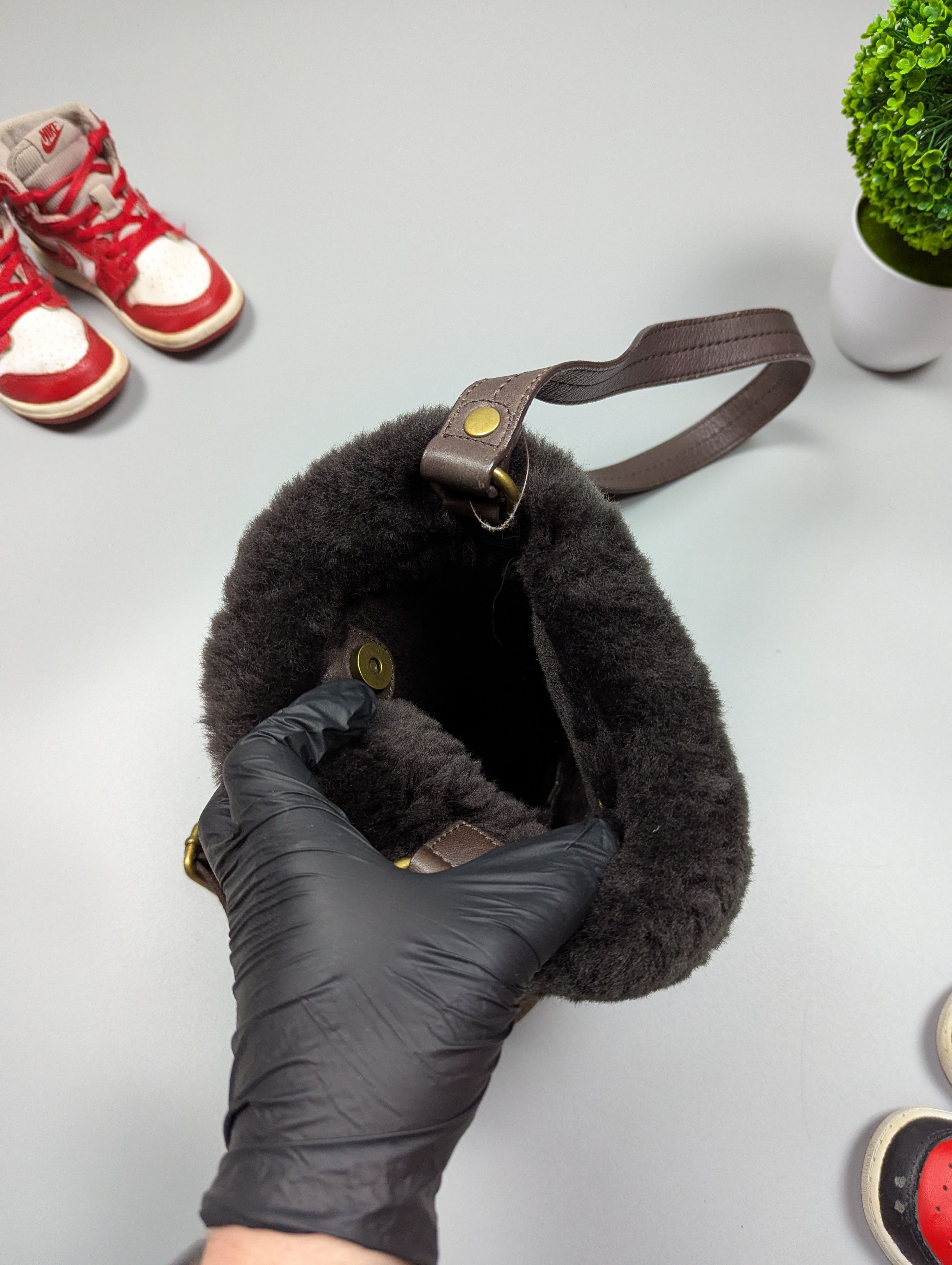 Ugg × Vintage UGG Australia Leather Monogrammed Sheepskin Shoulder Handbag Size ONE SIZE - 6 Thumbnail
