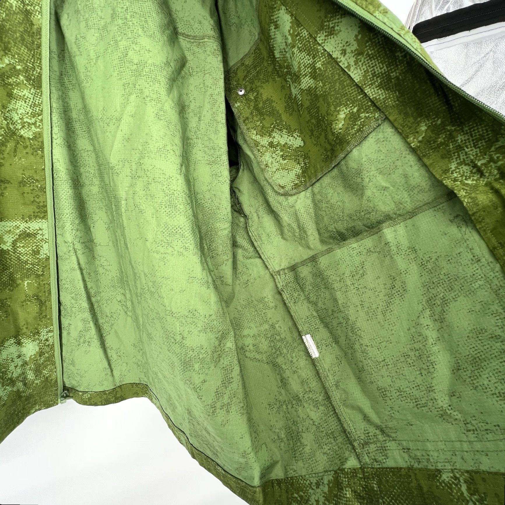Fabletics VINTAGE? No — Men’s Fabletics The Heights Jacket Green Camo Full Zip M Regular Windbreaker Jacket Mens Green Camouflage Logo Zipper Size US M / EU 48-50 / 2 - 5 Thumbnail