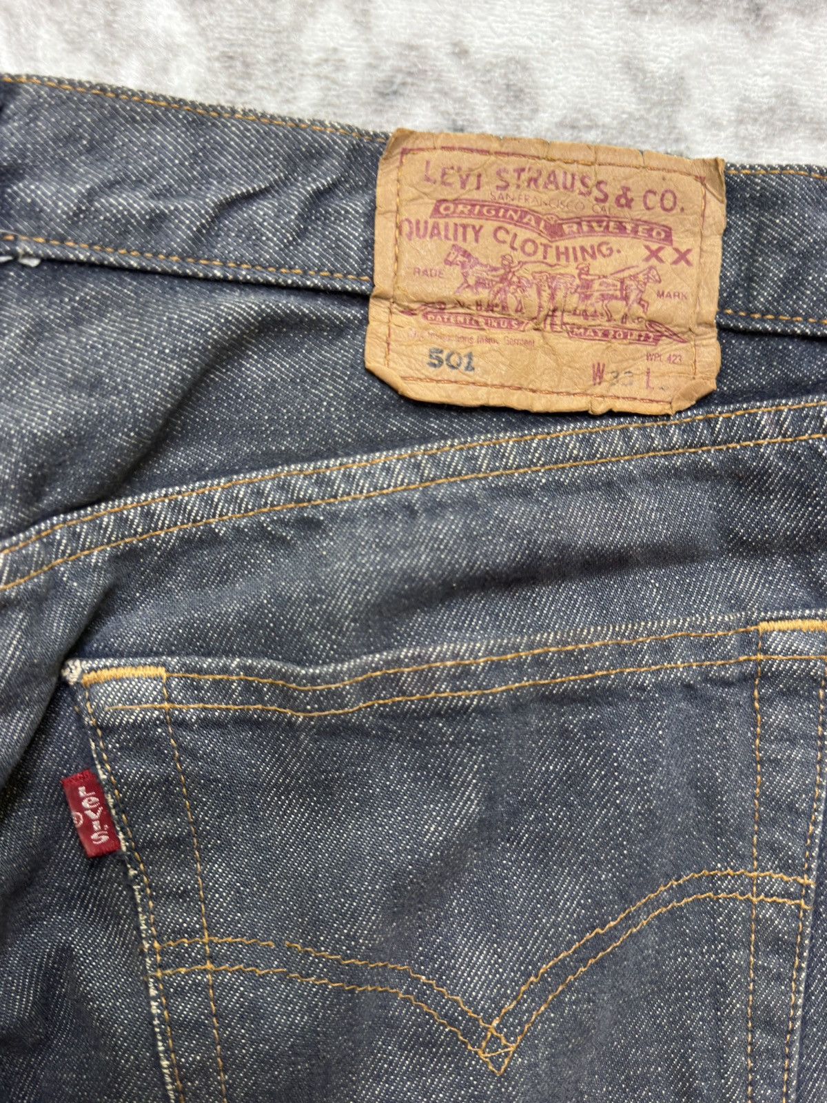 Levi's Vintage Levi's 501 Distressed classic straight-leg cut Size US 31 - 16 Thumbnail