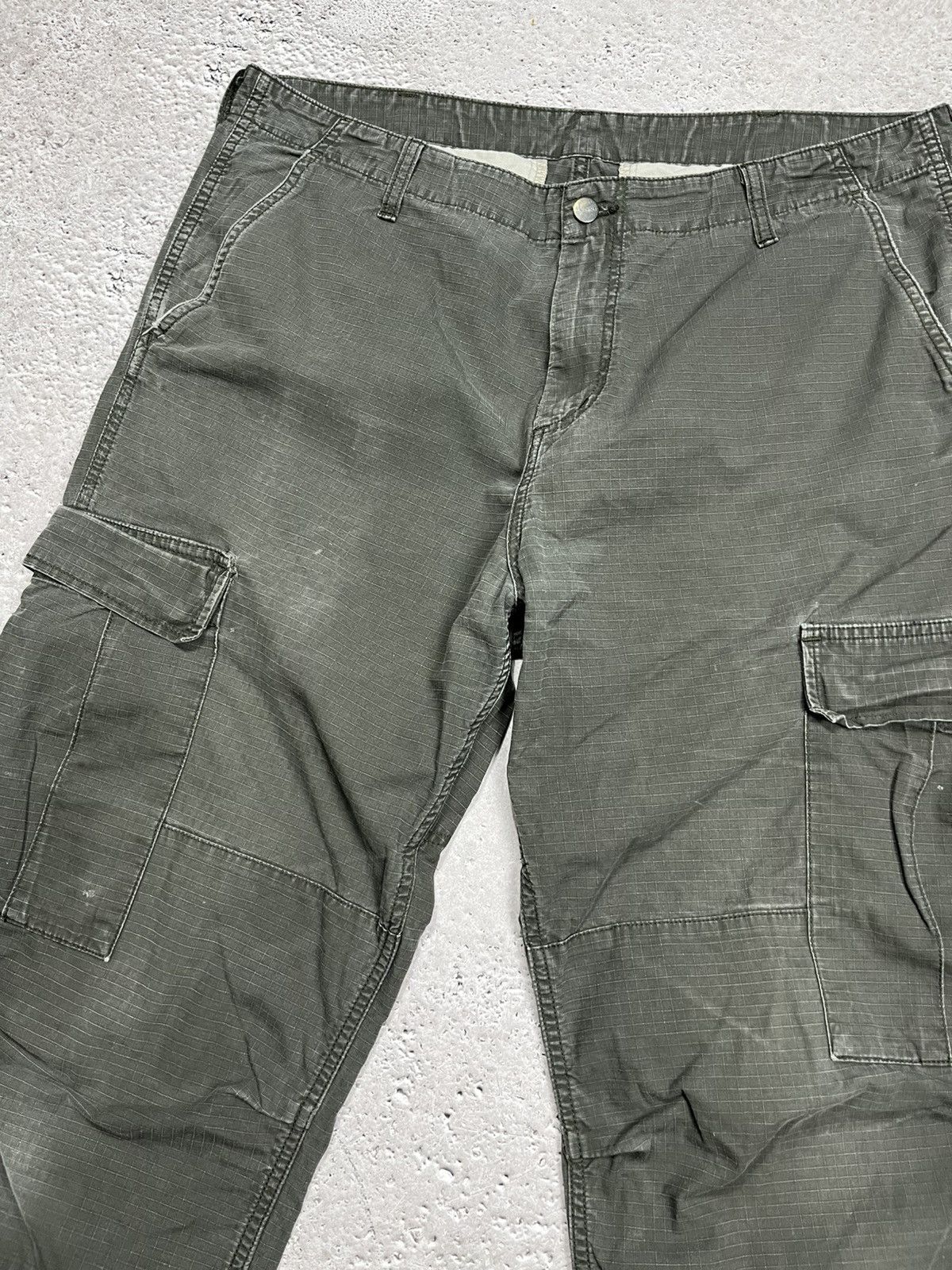 Carhartt distressed green cargo pants 38x34 rugged workwear