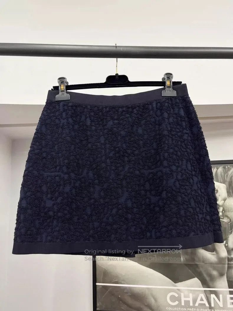 Chanel Chanel Blue Camellia Embossed Skirt. Size US 38 / EU 54 - 3 Thumbnail