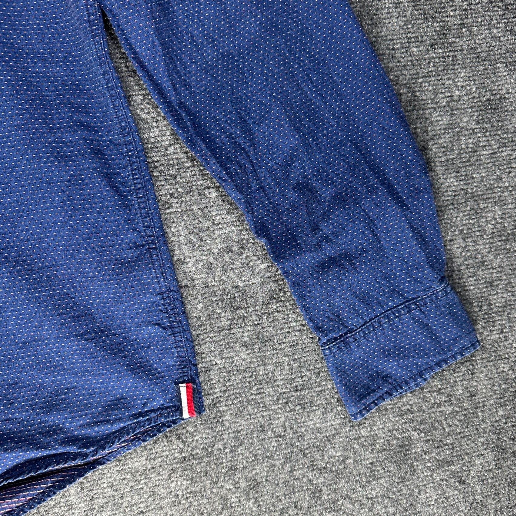 Tommy Hilfiger Tommy Hilfiger Shirt Mens Large Blue Dot Button Down Custom Fit Pocket Hem Logo Size US L / EU 52-54 / 3 - 3 Thumbnail