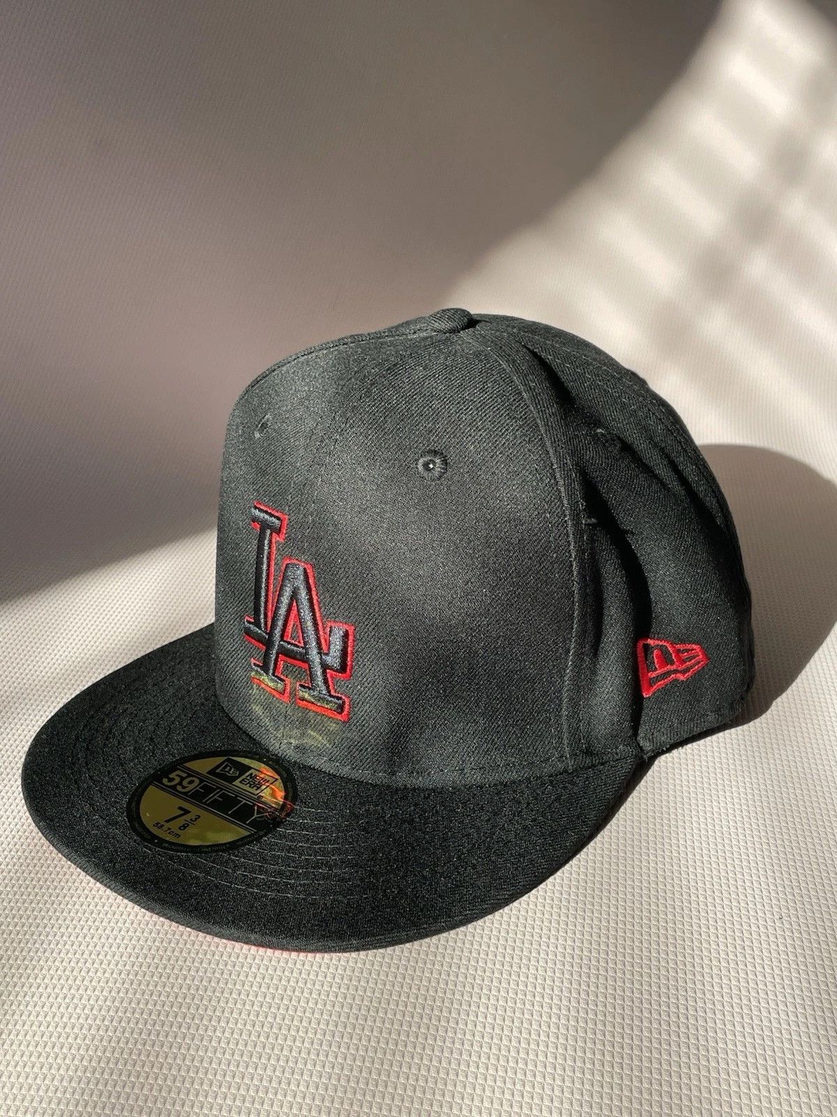 New Era LA Dodgers 24 WS Champs Fitted Hat Black Red Outline/UV 71/2 Size ONE SIZE - 6 Thumbnail