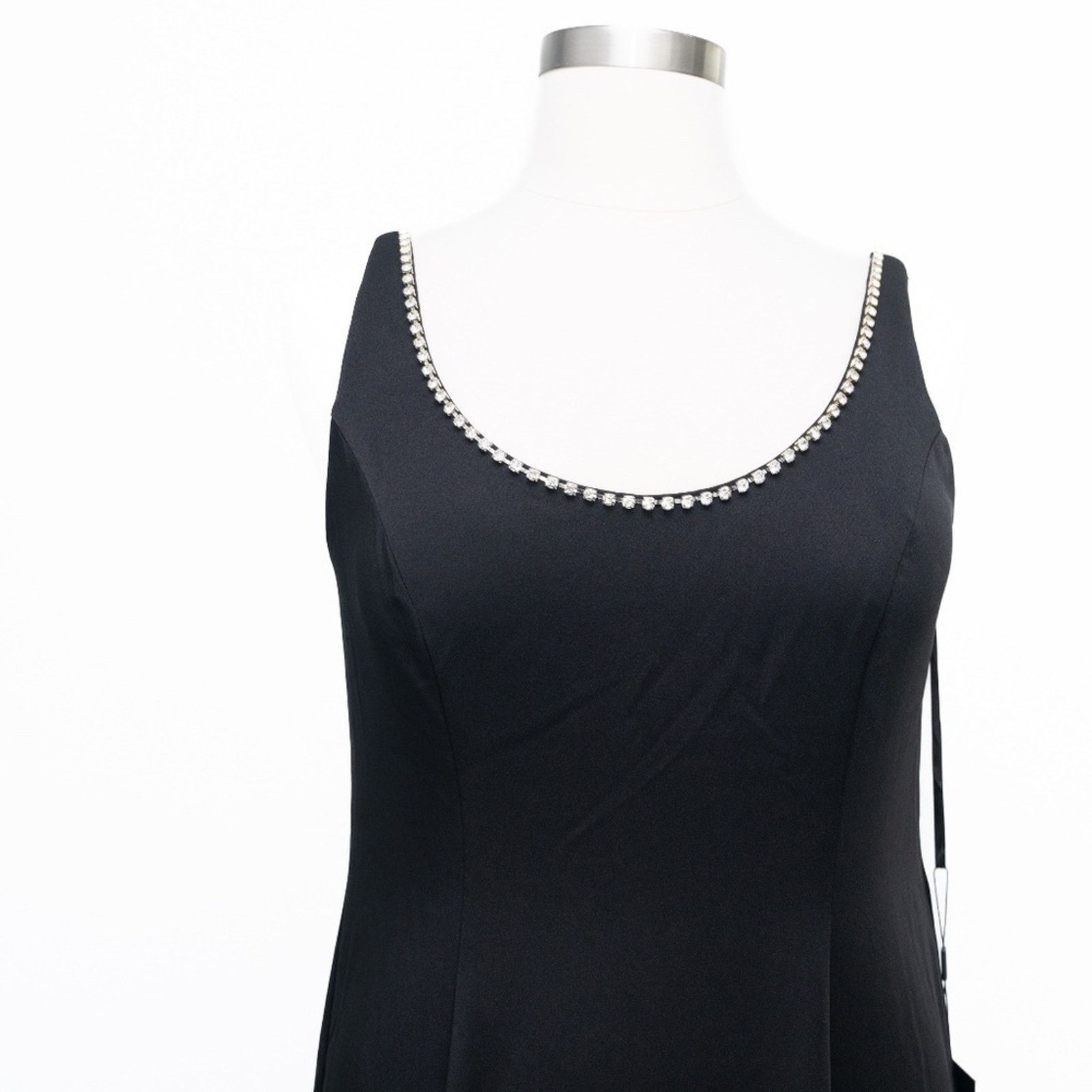 Designer Mac Duggal. Sleeveless Crystal Scoop Neckline Column Gown. Size XL / US 12-14 / IT 48-50 - 9 Thumbnail