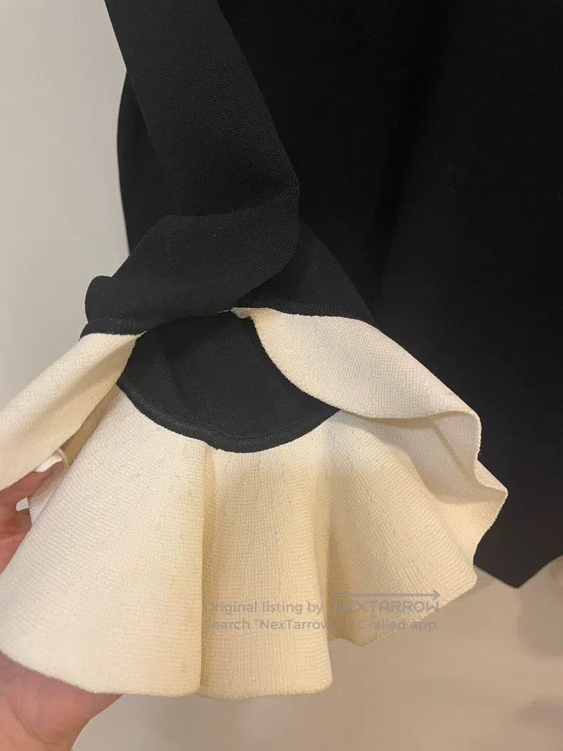Valentino Valentino Temperament white flower-shaped cuffs Size M / US 6-8 / IT 42-44 - 2 Thumbnail
