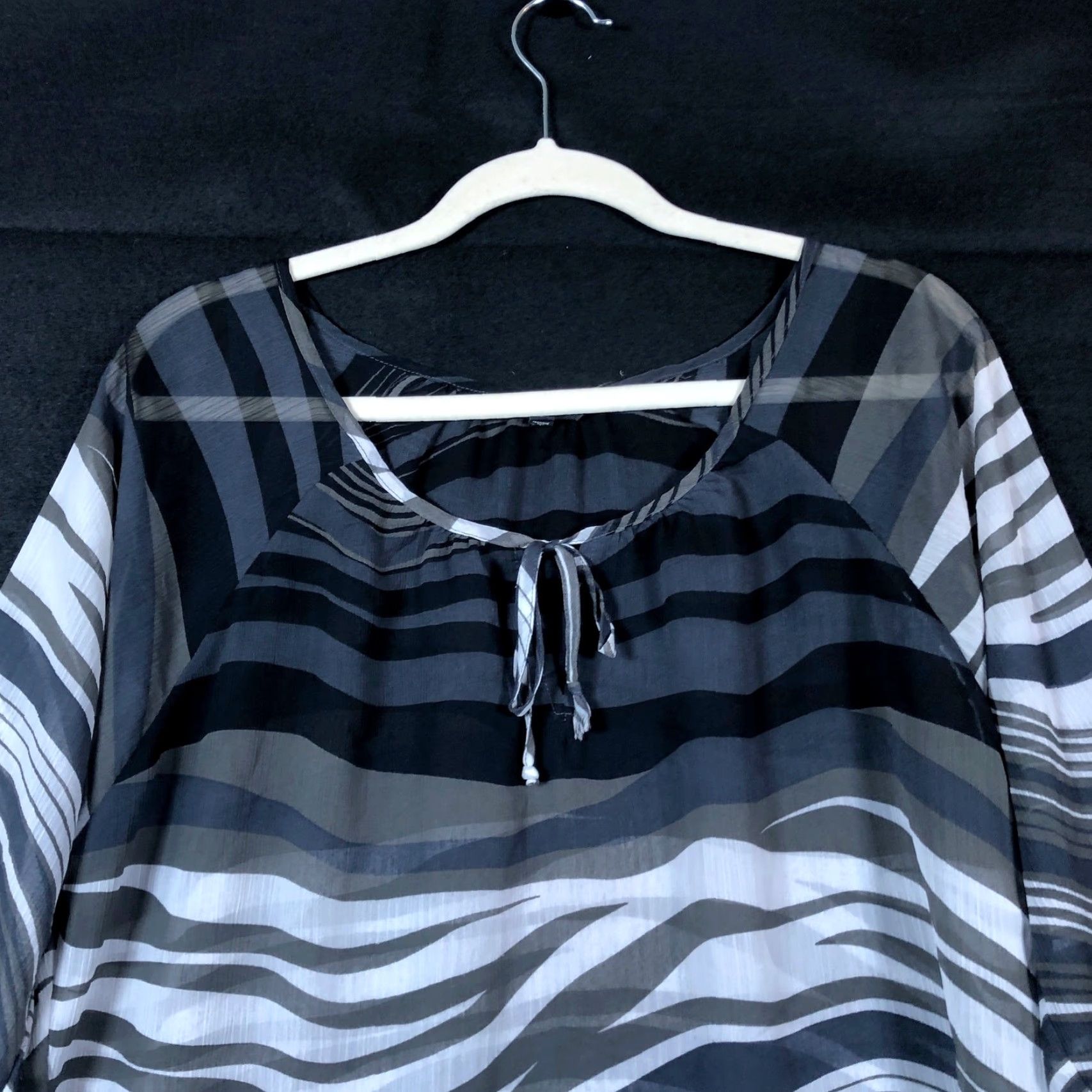 Express Express Womens Blouse Zebra Print Black White Sheer 3/4 Sleeve Small Size S / US 4 / IT 40 - 2 Thumbnail