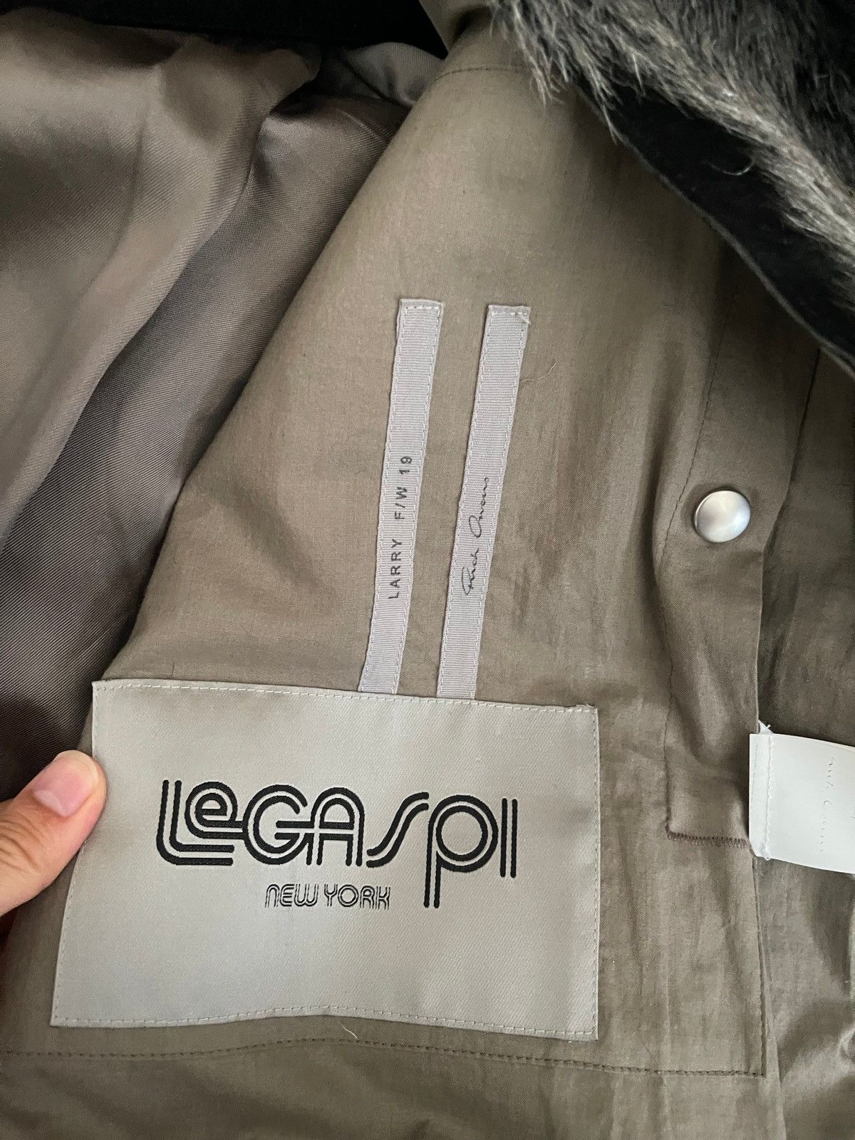 Rick Owens Rick Owen’s AW19 Larry zionic pony hair silver jacket Size US S / EU 44-46 / 1 - 4 Thumbnail