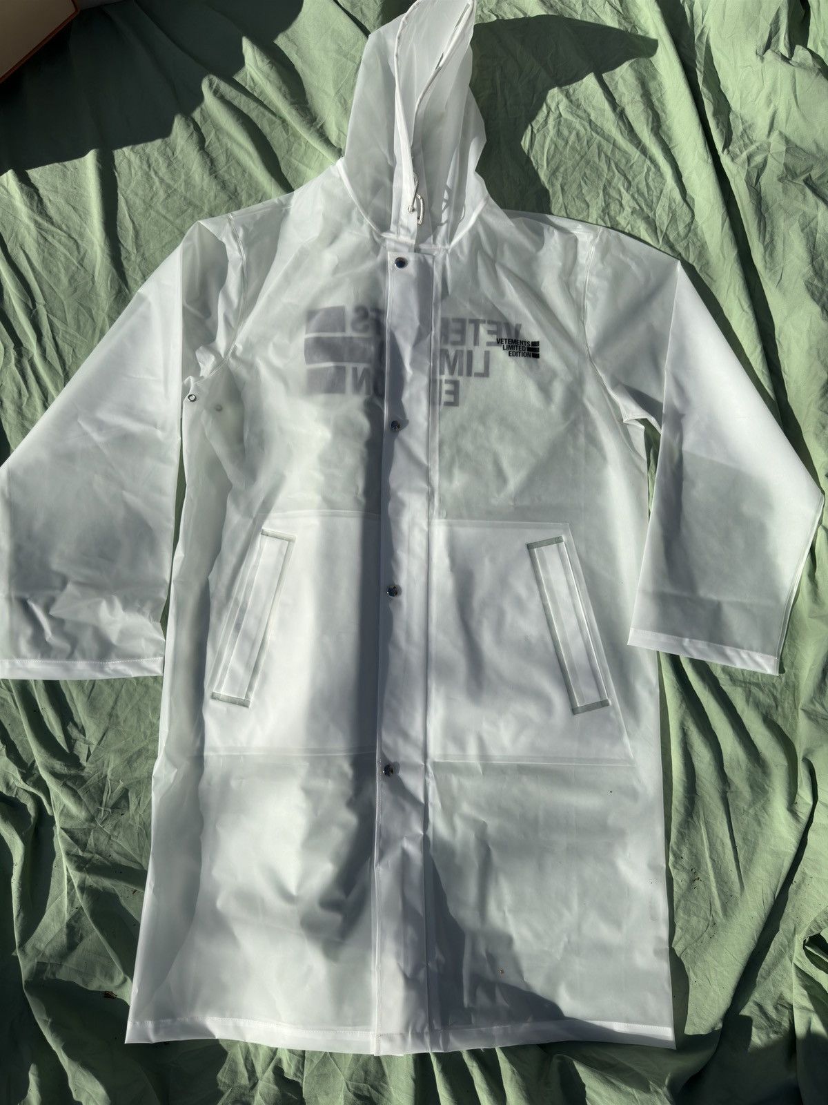 Vetements Vetements Limited Edition transparent raincoat Size US XXL / EU 58 / 5 - 12 Thumbnail