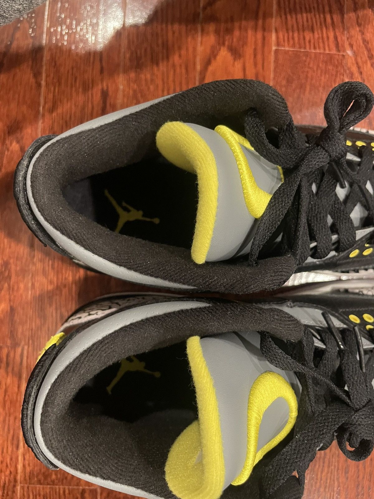 Jordan Brand 100% Authentic Jordan 3 Pitcrew lll Promo Players Pair sz 9 Size US 9 / EU 42 - 9 Thumbnail