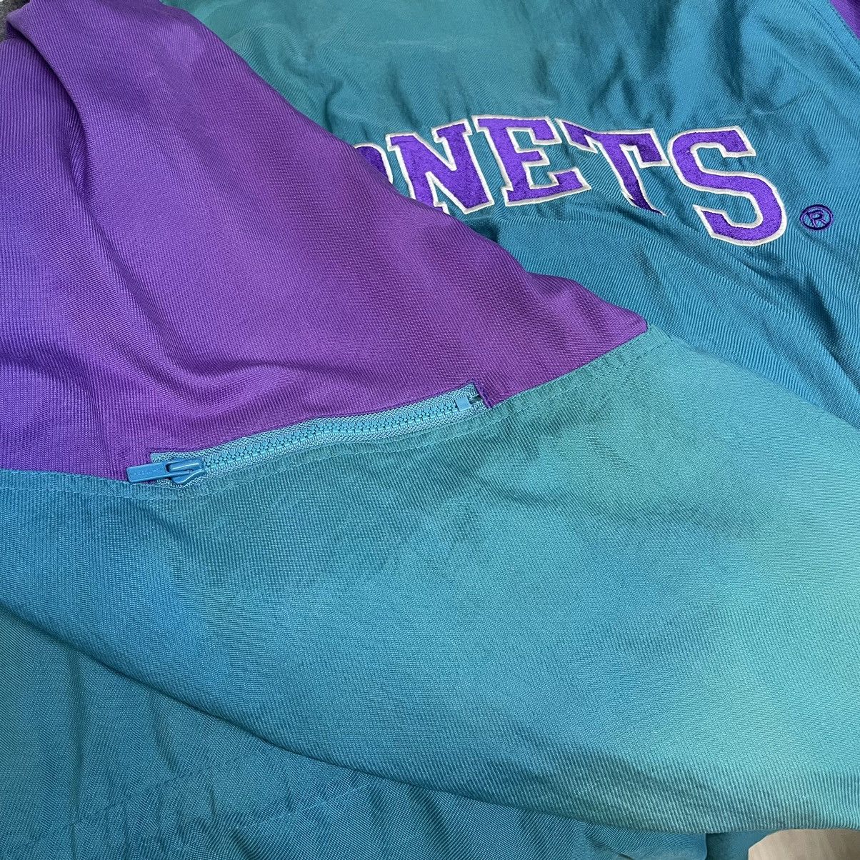 NBA × Starter Charlotte Hornetts Big Logo Zipper Jacket Sun Faded Size XL Size US XL / EU 56 / 4 - 14 Thumbnail