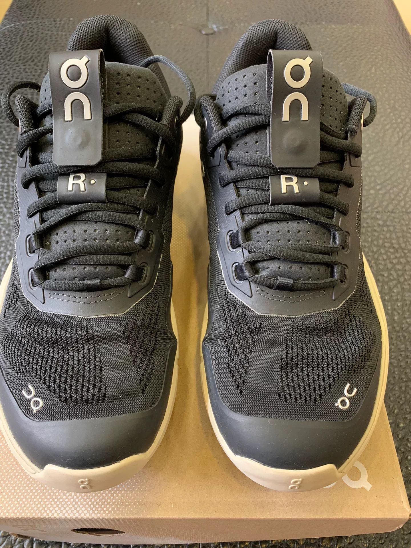 On THE ROGER PRO 2 Tennis Shoes Size US 11 / EU 44 - 1 Thumbnail