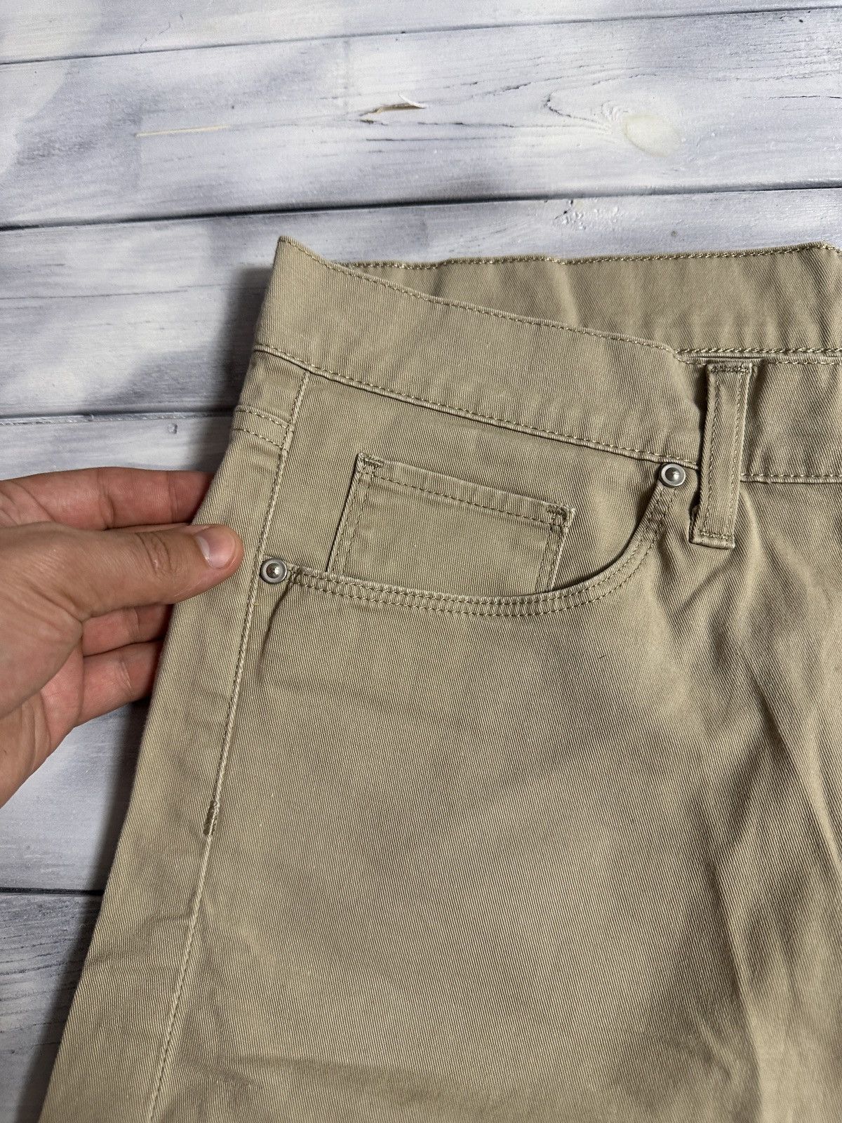 Carhartt Rare Shorts Carhartt Swell Shorts Leather Logo Size US 31 - 9 Thumbnail