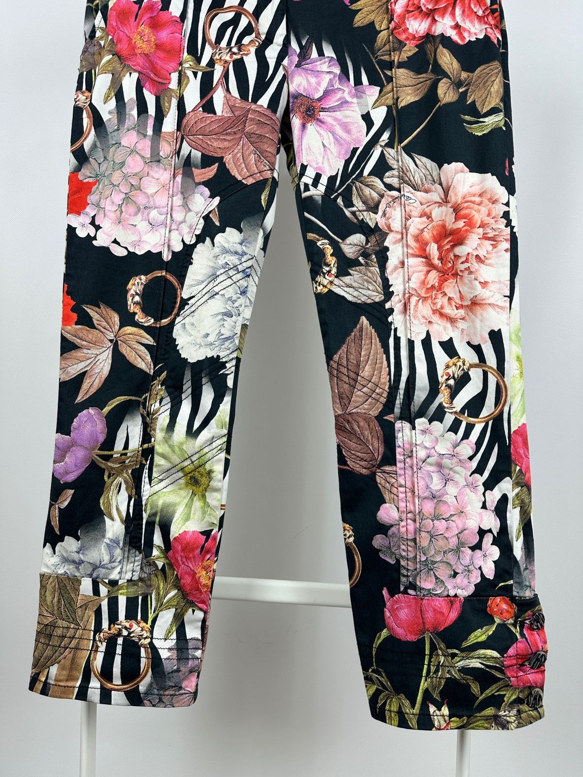 Roberto Cavalli Vintage Roberto Cavalli Class Floral Carpi Cropped Pants Size 32" / US 10 / IT 46 - 5 Thumbnail