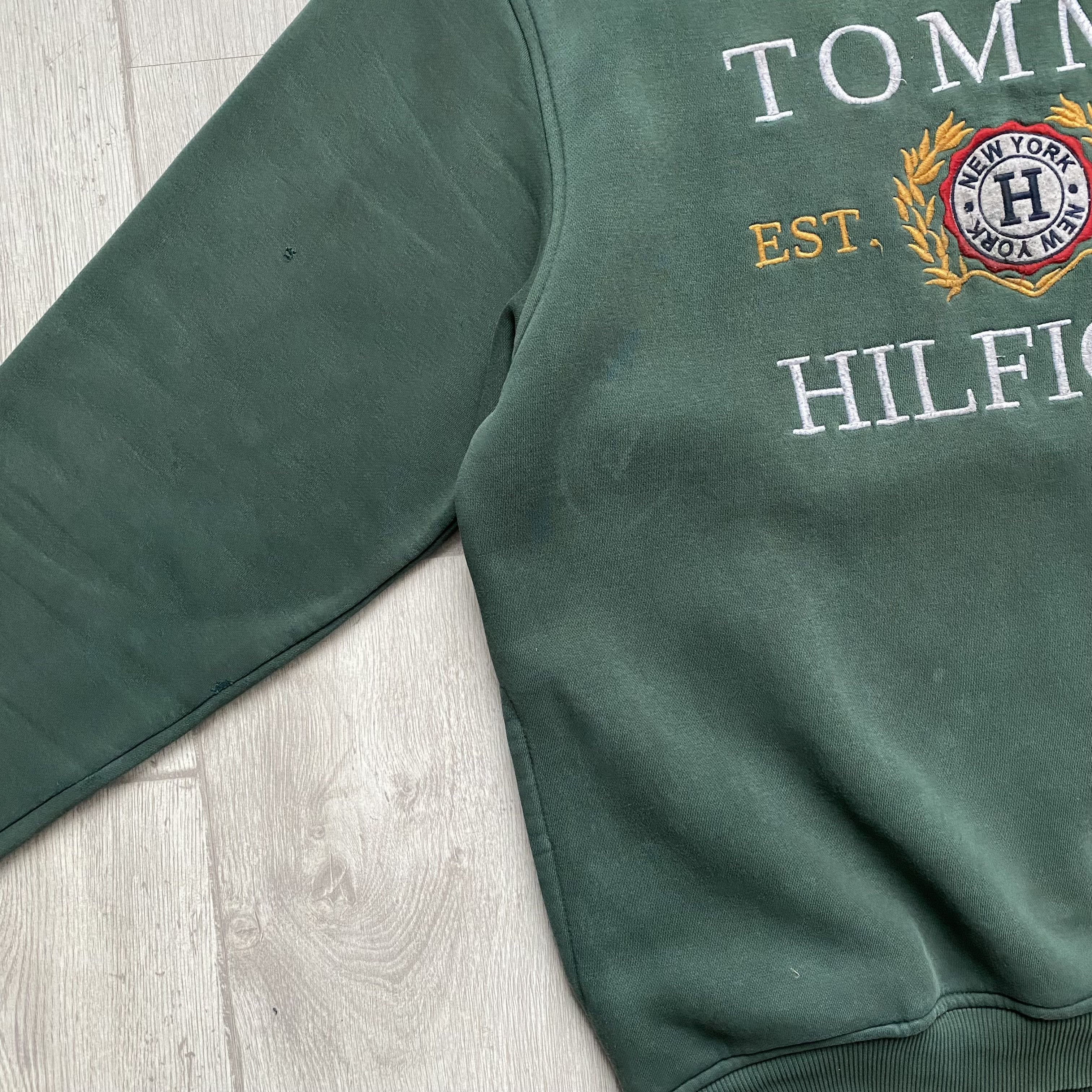 Tommy Hilfiger Vintage 00s Trashed Tommy Hilfiger Big Logo Sweatshirt Faded Size US L / EU 52-54 / 3 - 7 Thumbnail