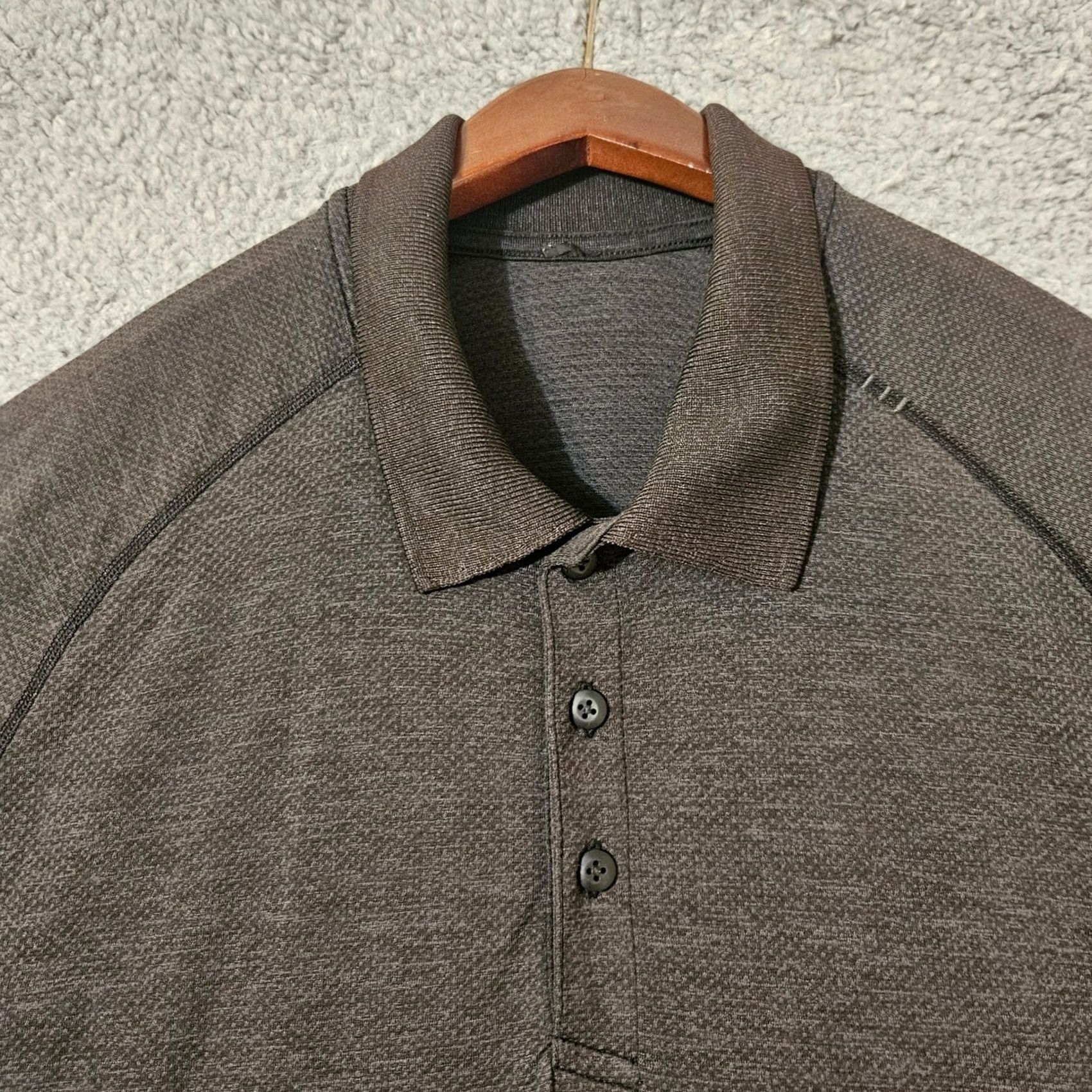 Lululemon Lululemon Black Short Sleeve Solid Metal Tech Polo Shirt Mens L Size US L / EU 52-54 / 3 - 2 Thumbnail