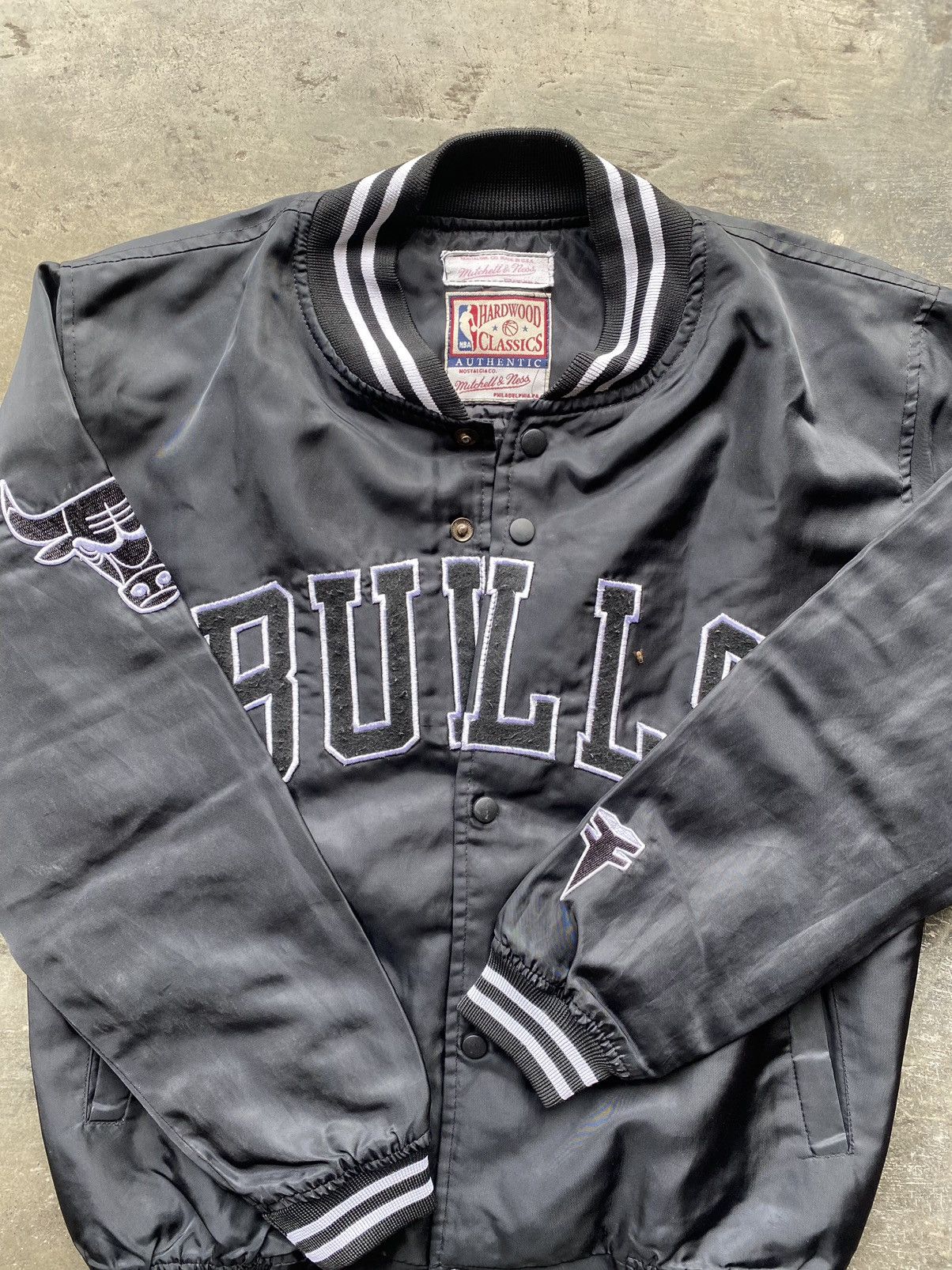 NBA × Vintage 90’s bombers bulls black Size US M / EU 48-50 / 2 - 3 Thumbnail