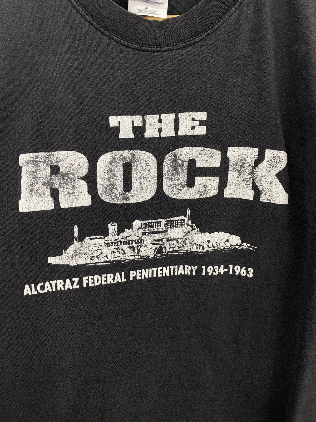 Gildan 🇺🇸 Vintage 90s Alcatraz Federal Penitentiary The Rock t-shirt Size US XL / EU 56 / 4 - 4 Thumbnail