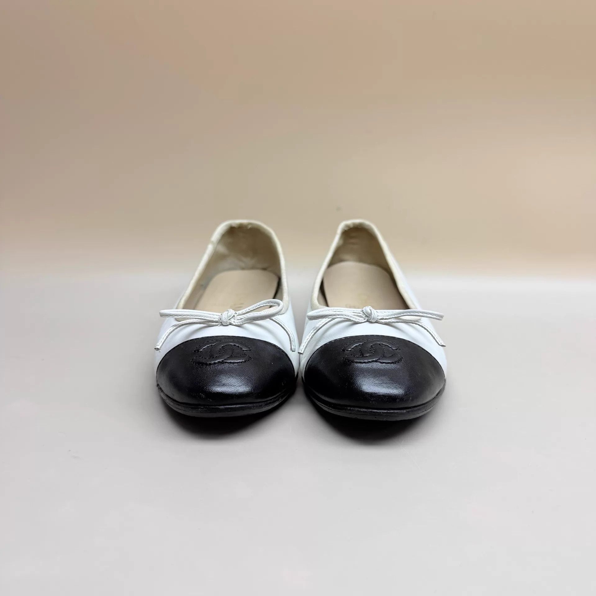 Chanel CHANEL Black & White Bow Lowheel Shoes 36.5 95 New Size US 6 / IT 36 - 5 Thumbnail