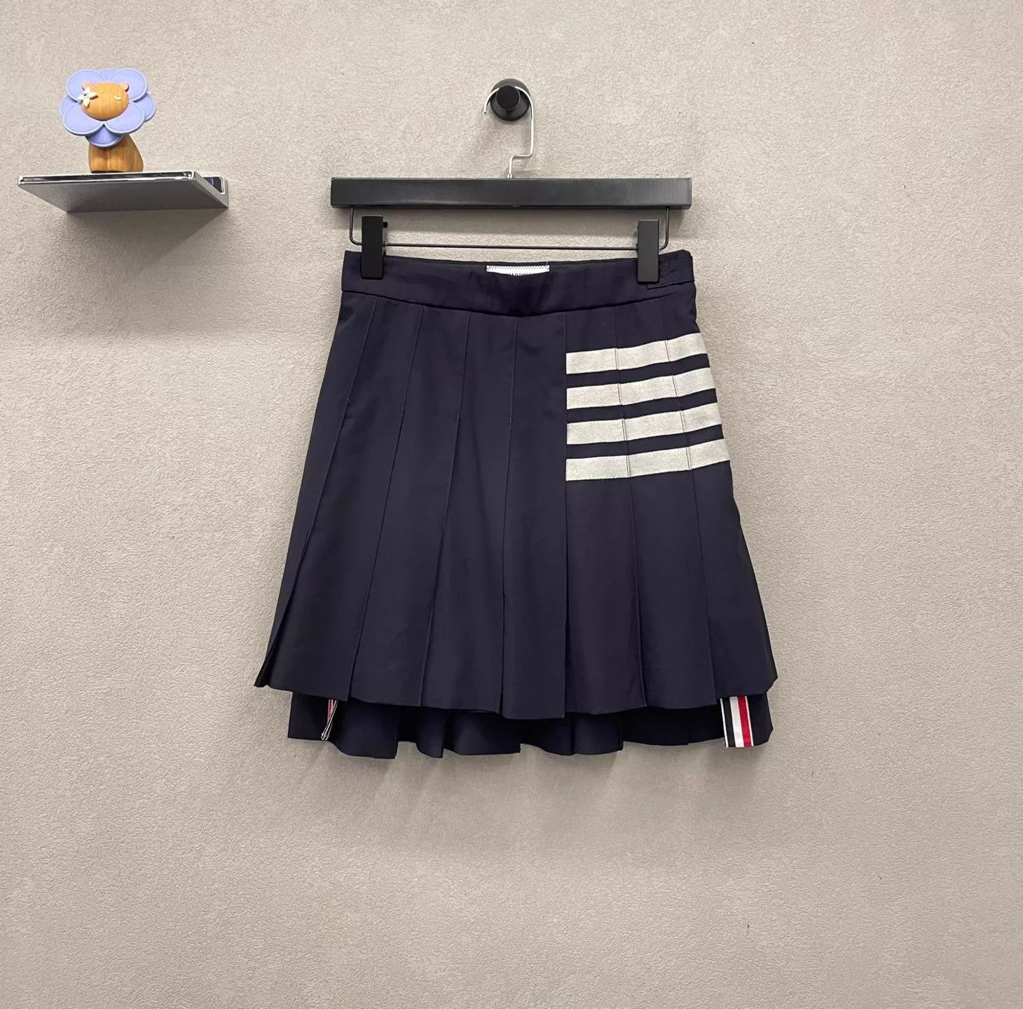 Thom Browne THOM BROWNE Classic 4-Stripe Pleated Short Skirt Women 36 Size 25" / US 0 / IT 36 - 1 Thumbnail